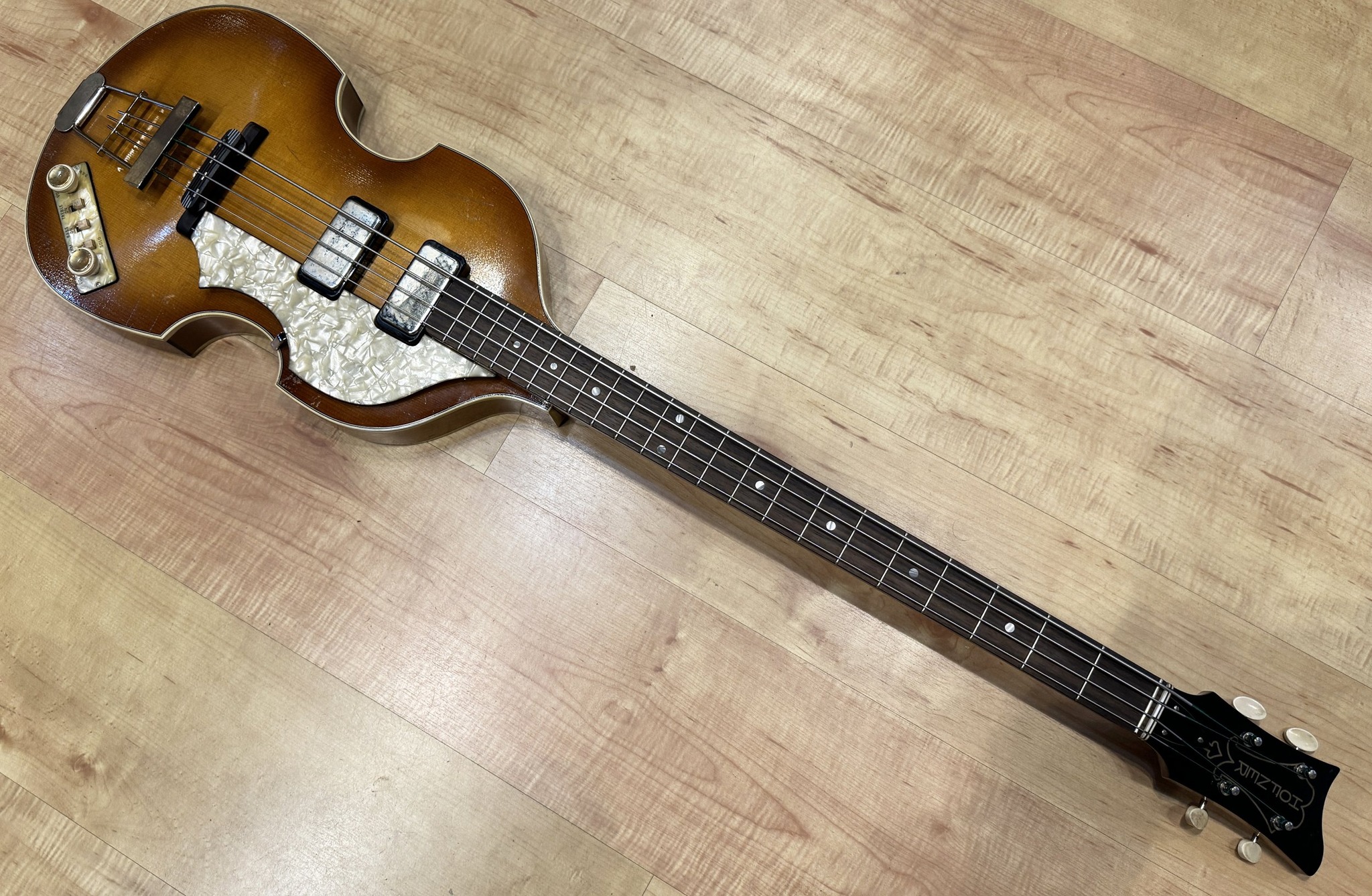 Hofner 500/1 '61 relic violin bass replica of McCartney's first