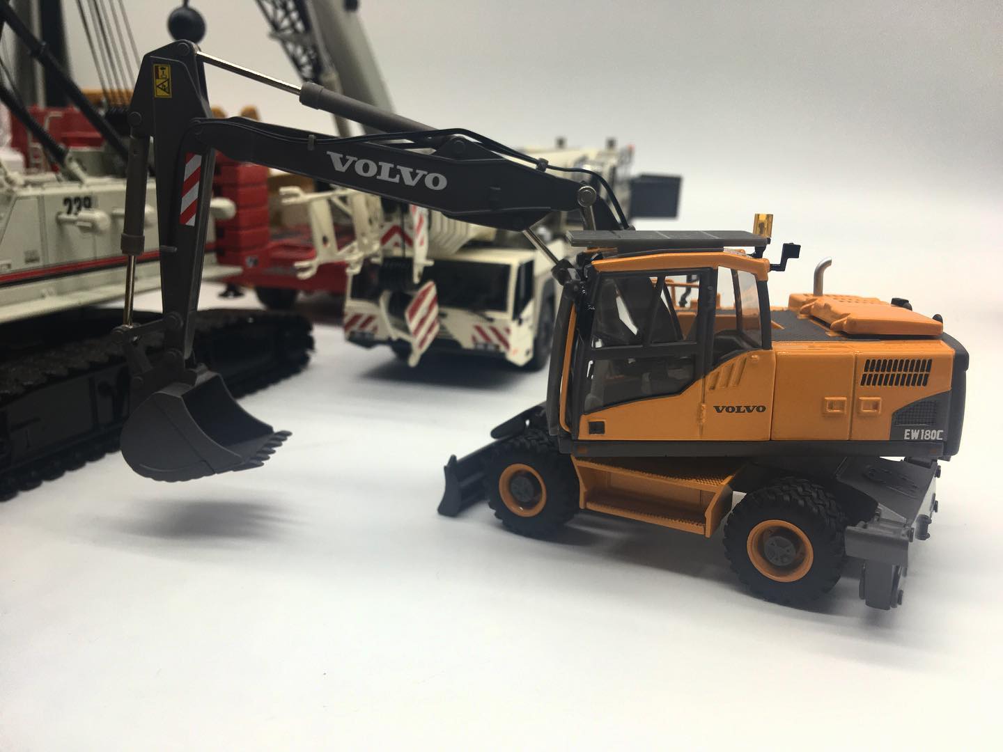 VOLVO MOTORART EW180E ミニカー VOLVO MOTORART EW180E ミニカー 1:50