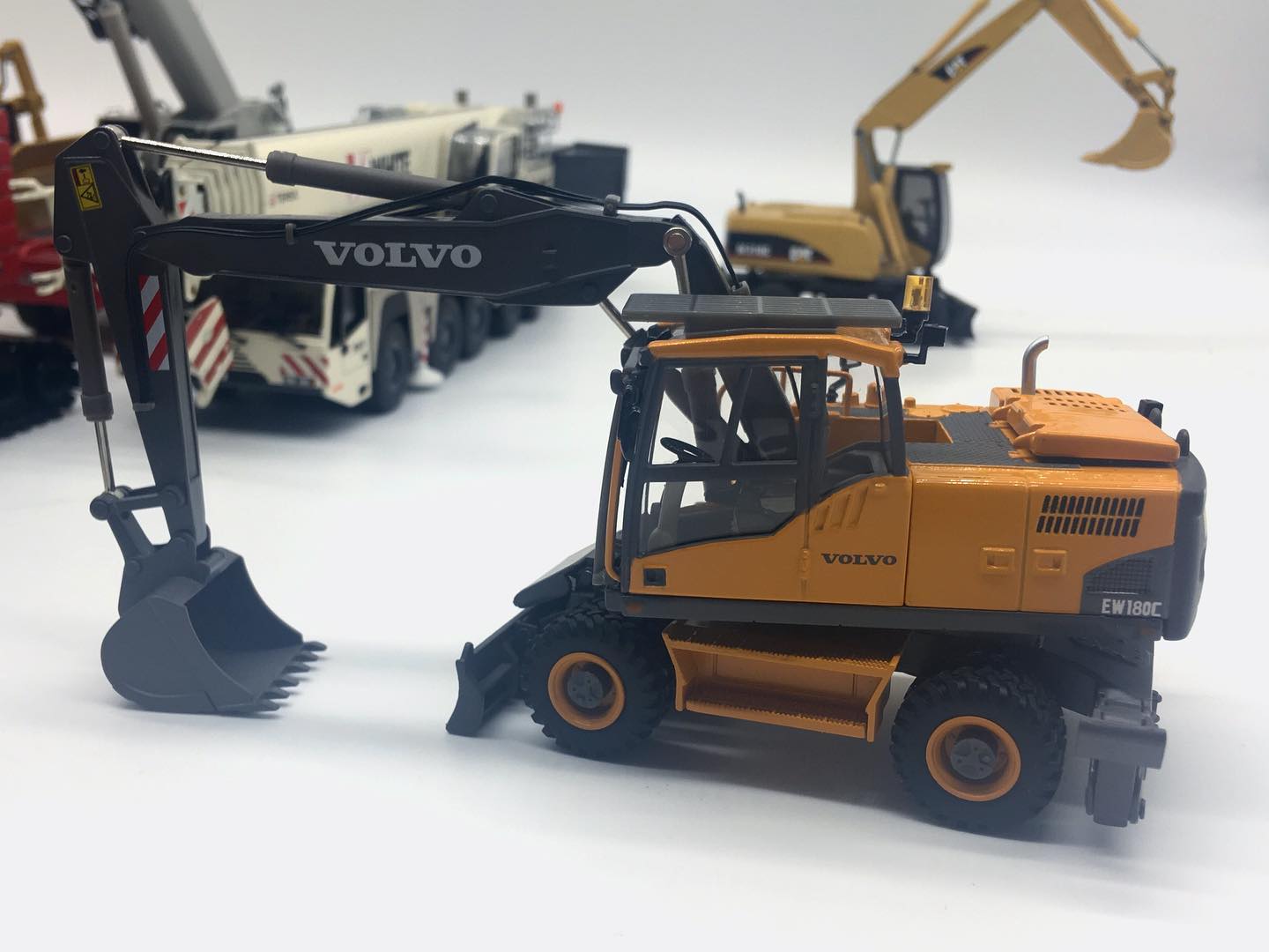 Motorart 1:50 Volvo EW180C wheeled excavator model