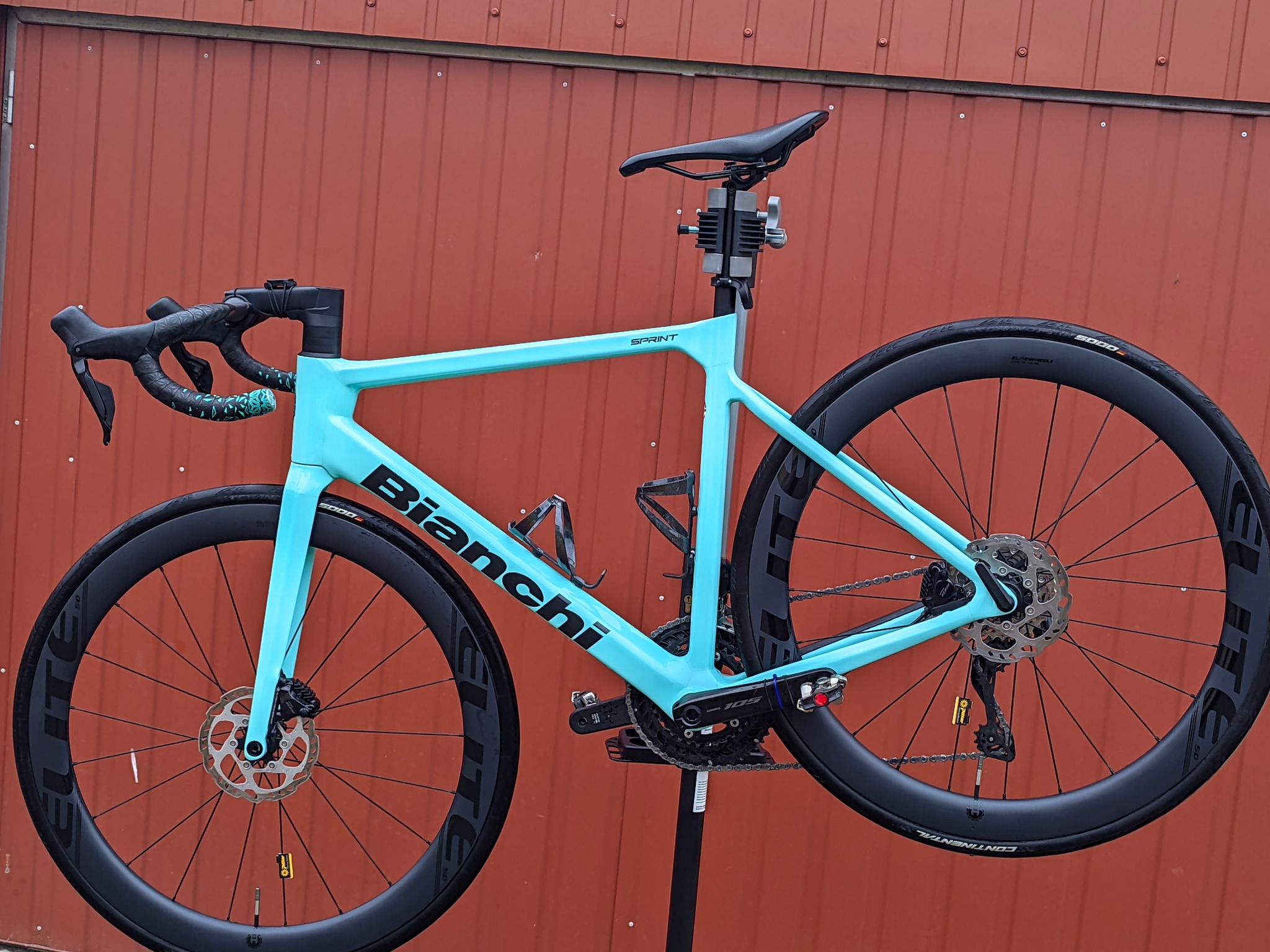 The full carbon fork of Bianchi #Sprint increases lightness and 