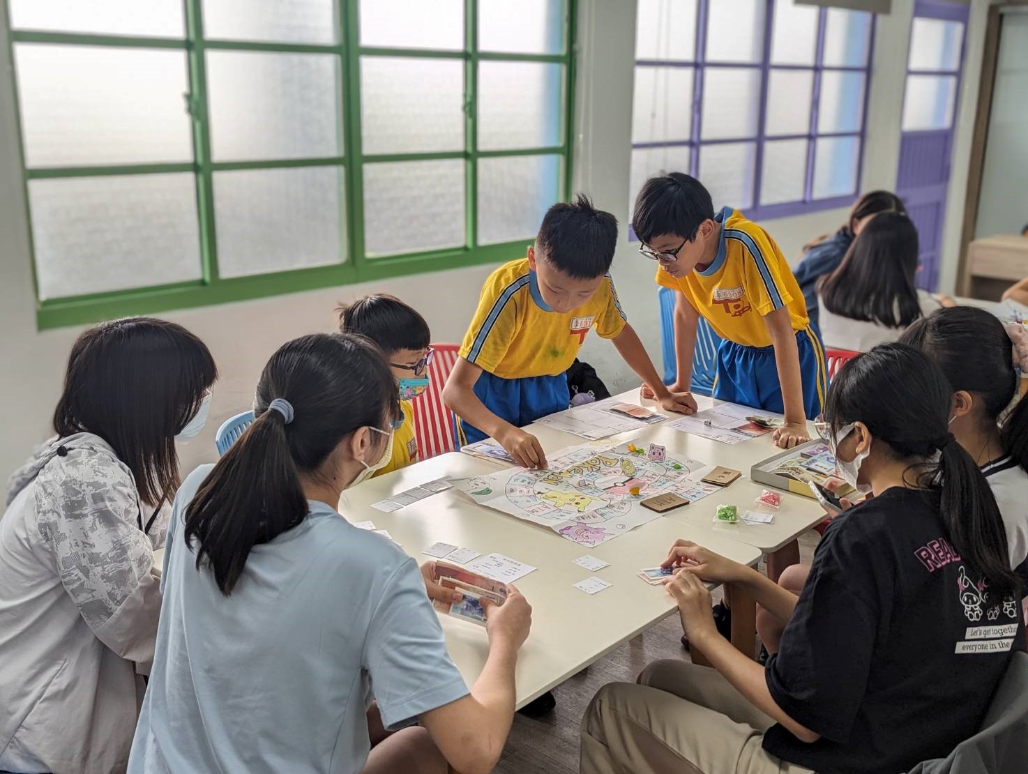 致力於SDGS(聯合國永續發展17項核心目標)教學的通識教育中心副教授何昕家老師，以本校師生手工打造的SDGs桌遊為工具，至台中市太平國小推廣 ...