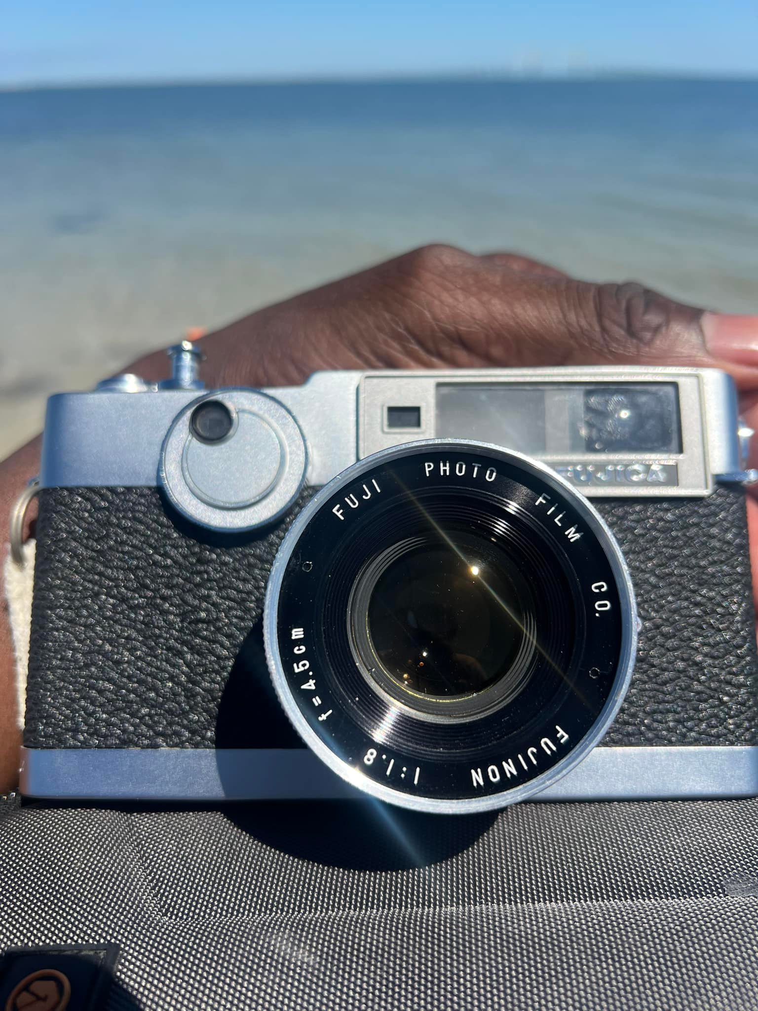 Why does Fujica V2 rangefinder's red flag appear regardless of