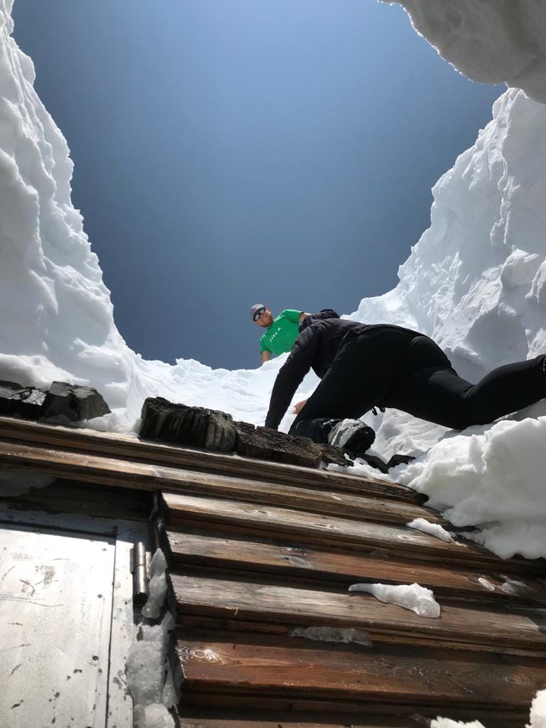 Alpine - Sieht aus wie eine Gletscherspalte, ist aber der Zugang zum ...