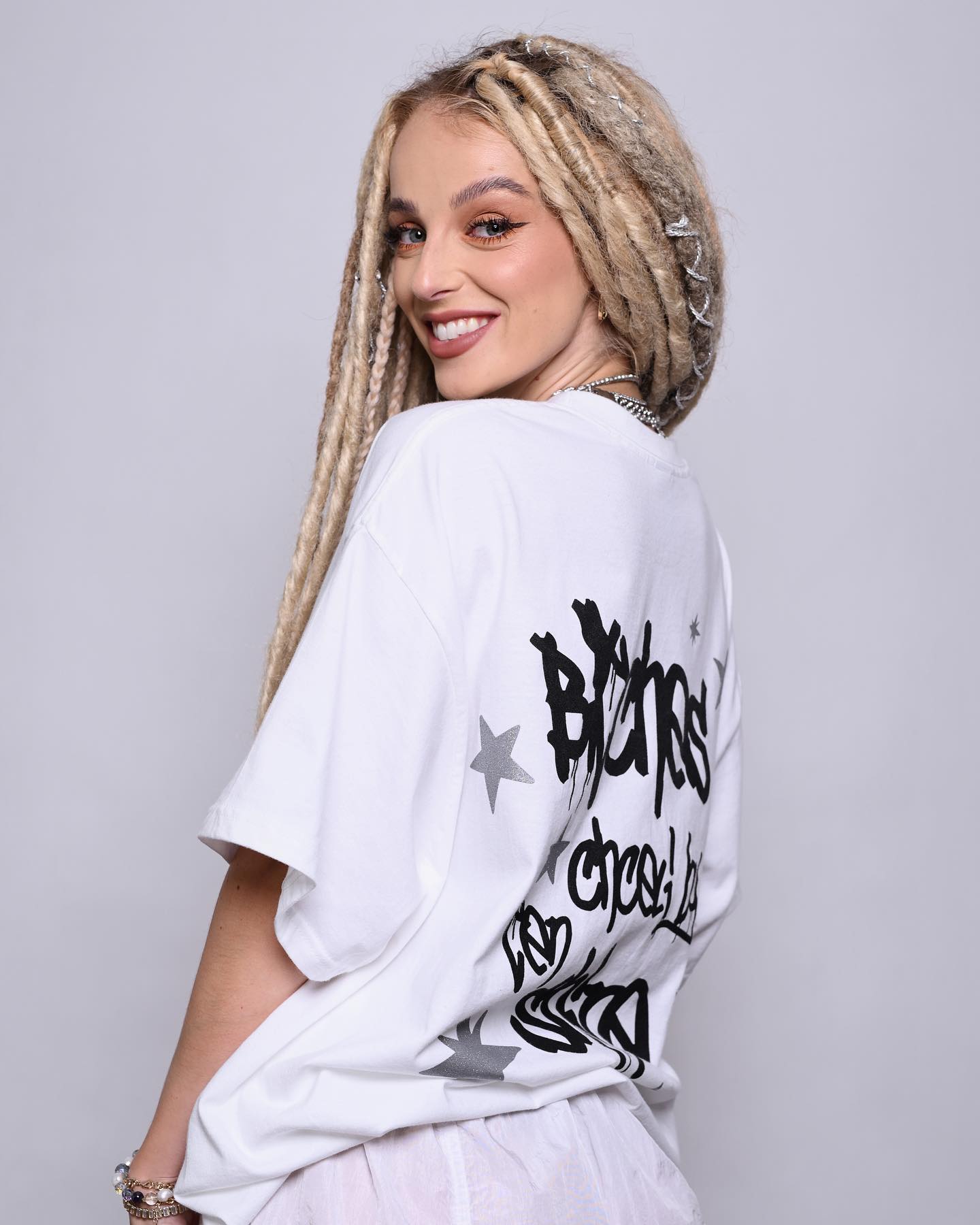 SIMA - Nový merch #FOREVERYOUNG práve teraz v predaji 🥳☺️... | Facebook