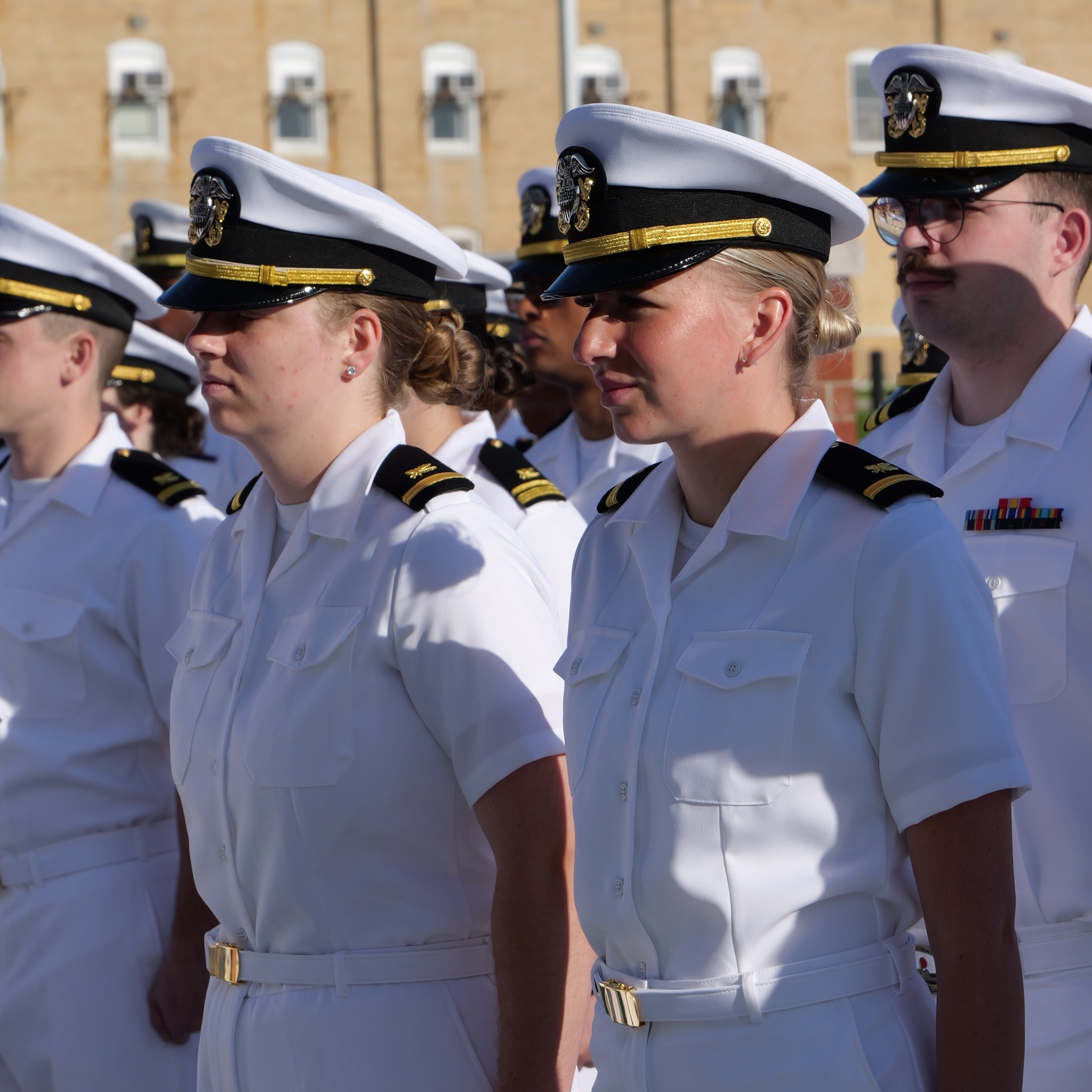 can you wear sunglasses in dress blues Happy National Day from PSNM! Did know that Sailors authorized styles of sunglasses with their uniform? To comply with the rules, the sunglasses must have solid-color frames, with Police officer