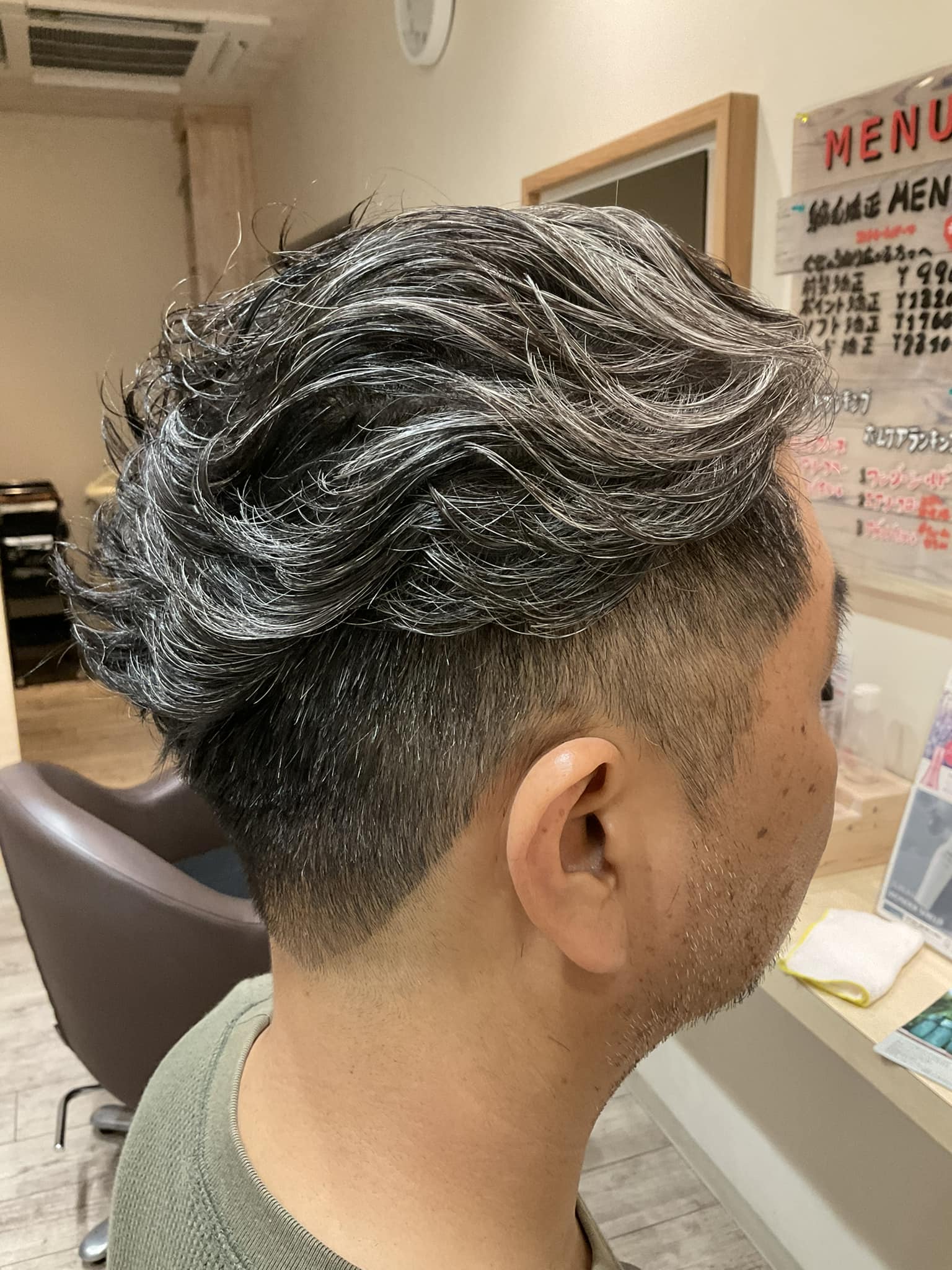 ムロツヨシ 髪型 パーマ