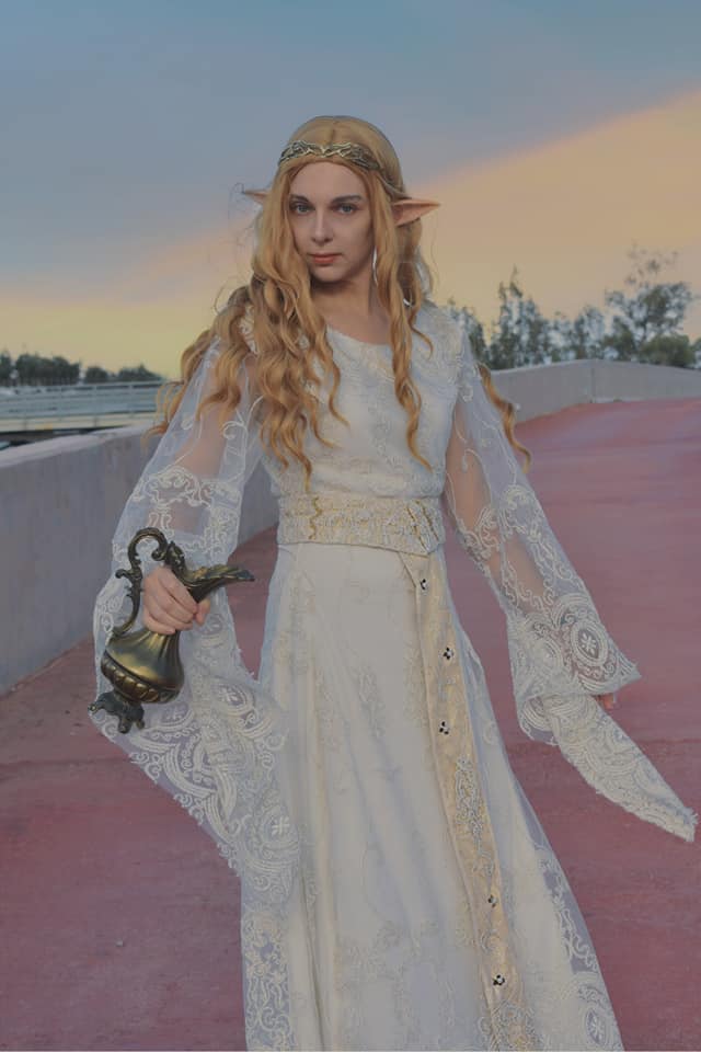 galadriel gold dress Your local Avocado is back with some new photos of the Mirror Dress! I had already a little photoshoot in summer and in winter we brought her the AthensCon, the biggest Metallic Blue
