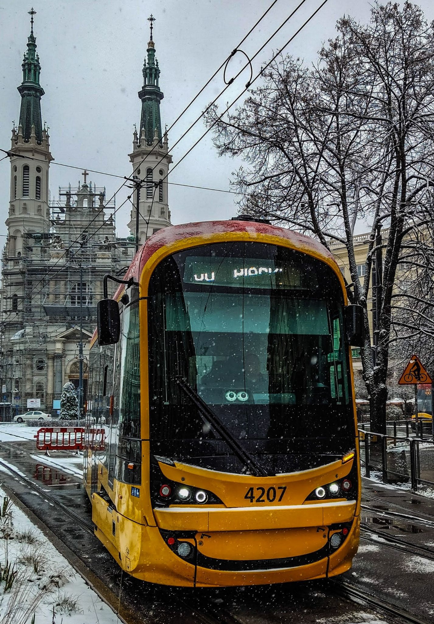 Tajemnice - Plac Zbawiciela w Warszawie. W tle kościół Najświętszego ...