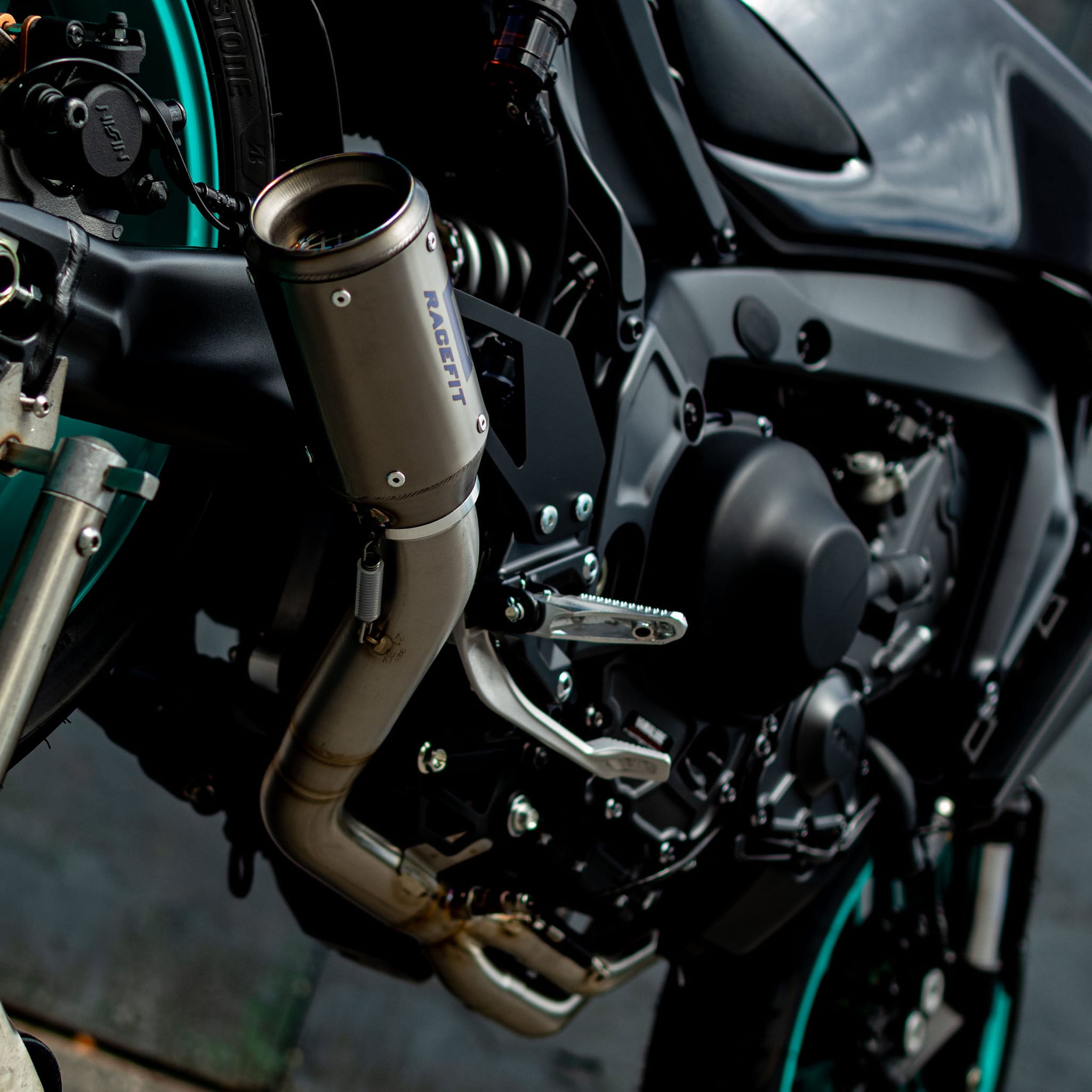 Does Racefit exhaust use Akrapovic midpipe on Yamaha MT09?