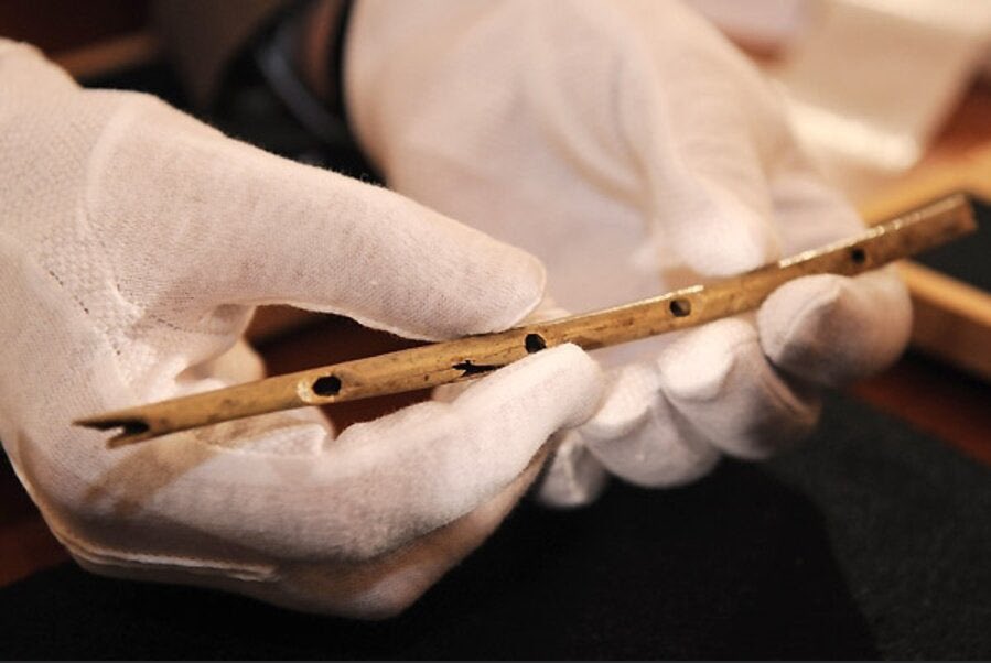 Arkeomega - 📌 One of the Earth's oldest instrument. Carved 35,000 years ...