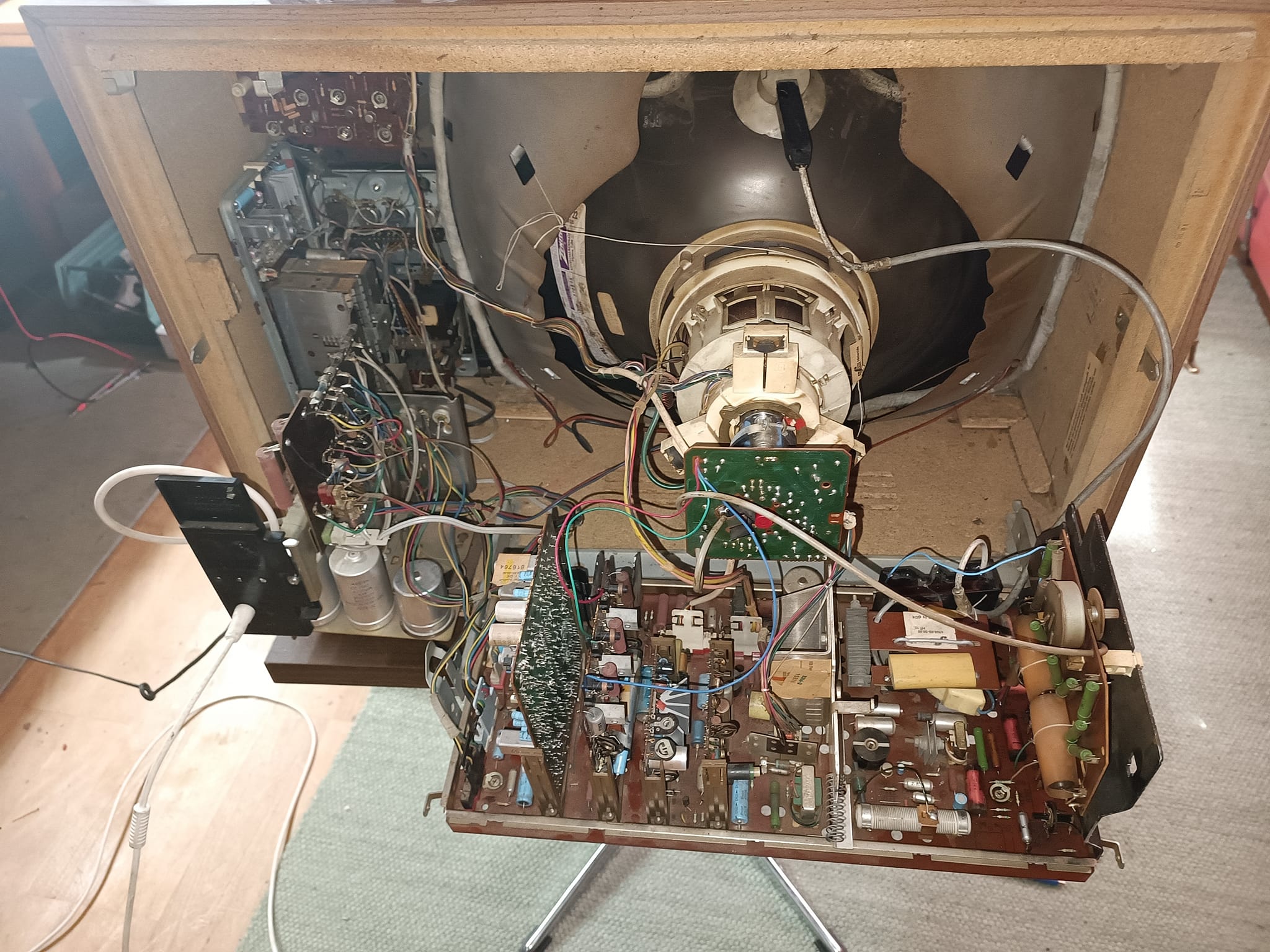 Rare 1980 RFT Chromat 3266 PAL/SECAM TV with US Delta Zenith