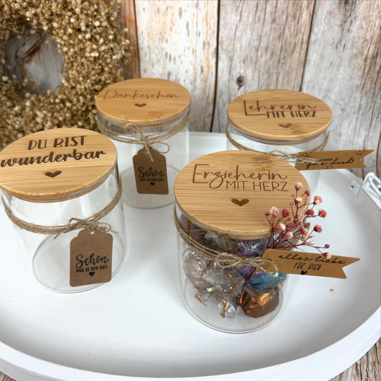 Diese hübschen Gläser zum selbst befüllen wandern heute ins Hüttchen ❤️Mit leckeren Süßigkeiten ein tolles kleines Geschenk oder Mitbringsel! Die schönen Stempel auf den Geschenkanhängern sind von @derkleinesperling! #geschenk #mitbringsel