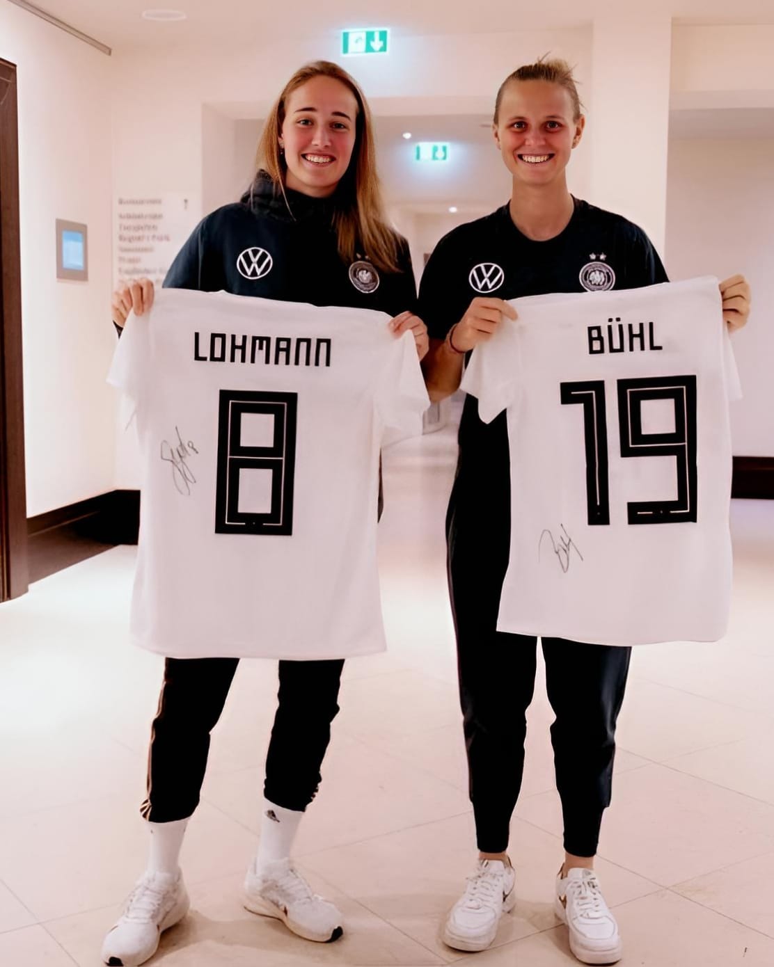 Bee - Klara Bühl and Sydney Lohmann : German professionals footballer ...