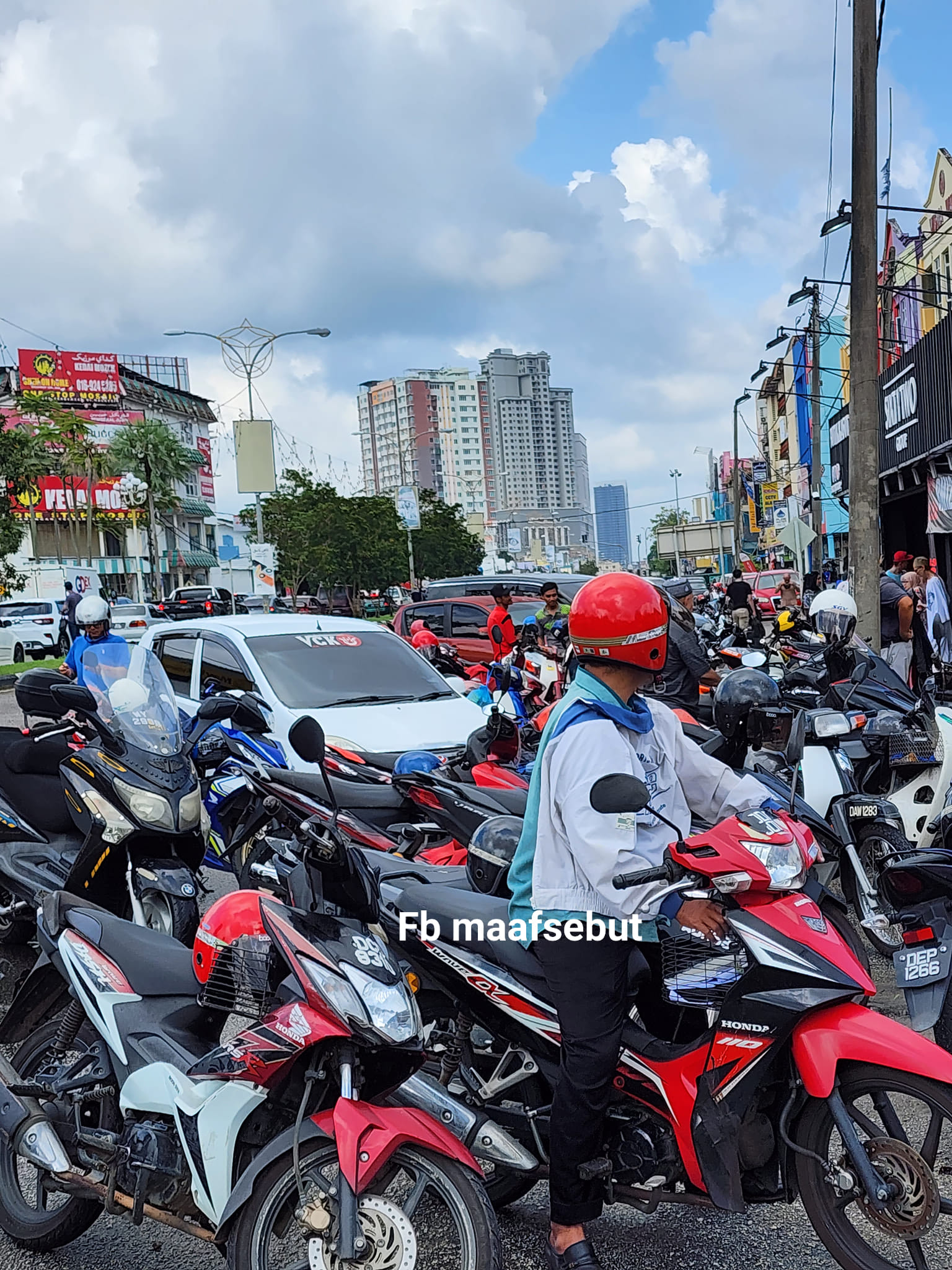 Maafsebut - Nampak ramai motor2 dan kereta saknih kat...