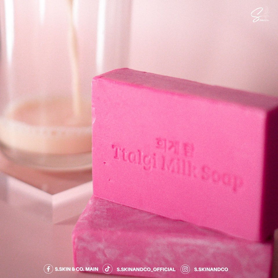 Ttalgi Milk Soap, is made with Strawberry Extracts, a great exfoliator and good for skin whitening too. 💯 #sskinandco #ttalgimilksoap #ttalgisoap #ttalgimilksoapbenefits #pinksoap #whiteningsoap #FDAnotified