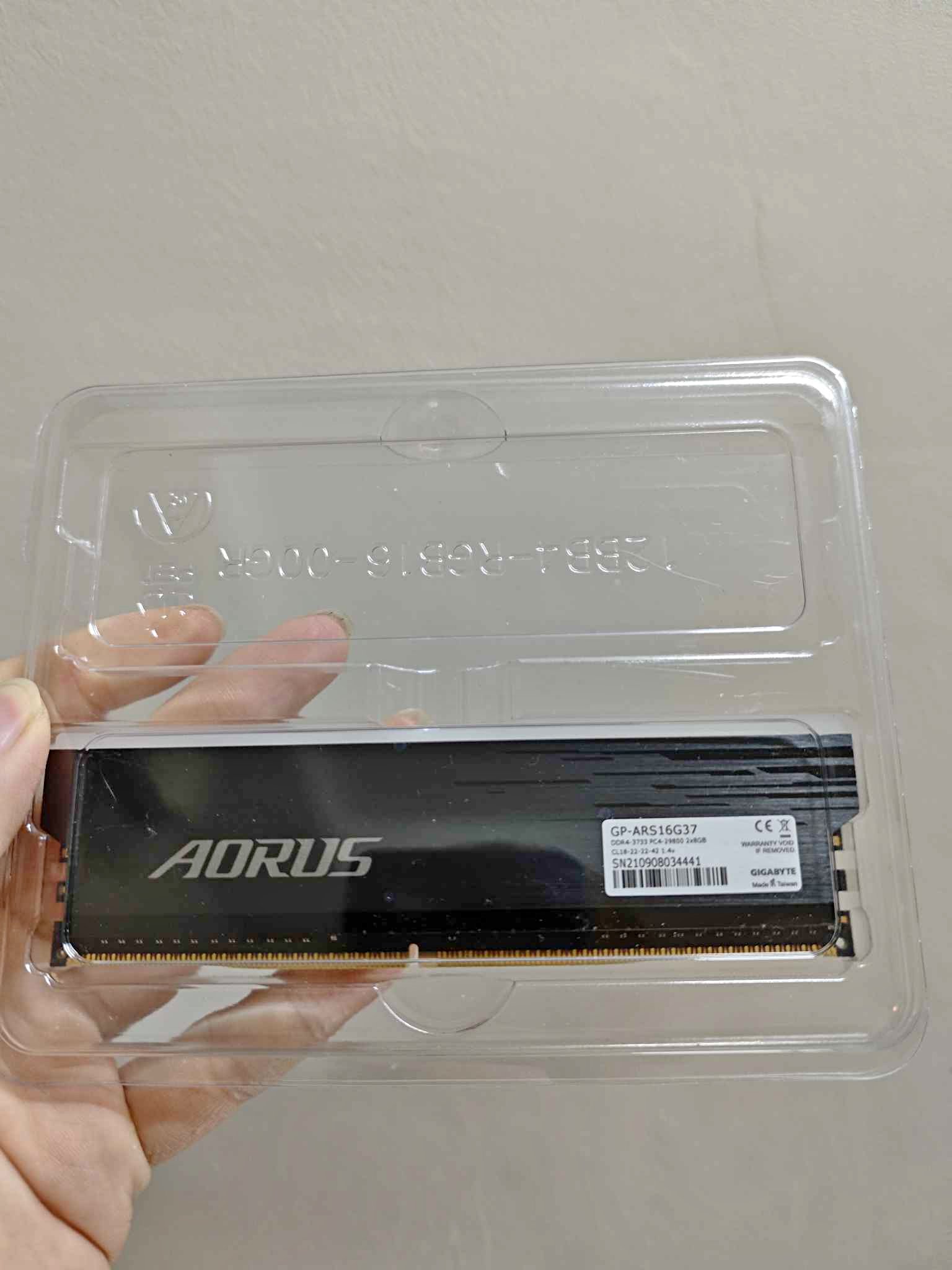 GIGABYTE AORUS DDR4 8GB 4 3733Mhz Ram - Cases, Covers & Skins - Shah ...