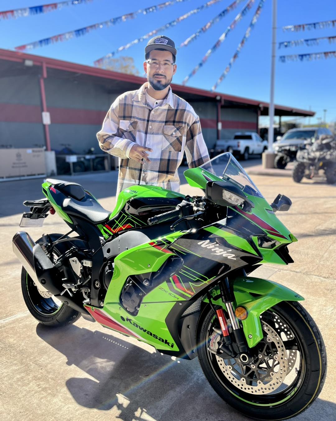 ラッキー This New Kawasaki USA Ninja ZX-10R was on the showroom floor one