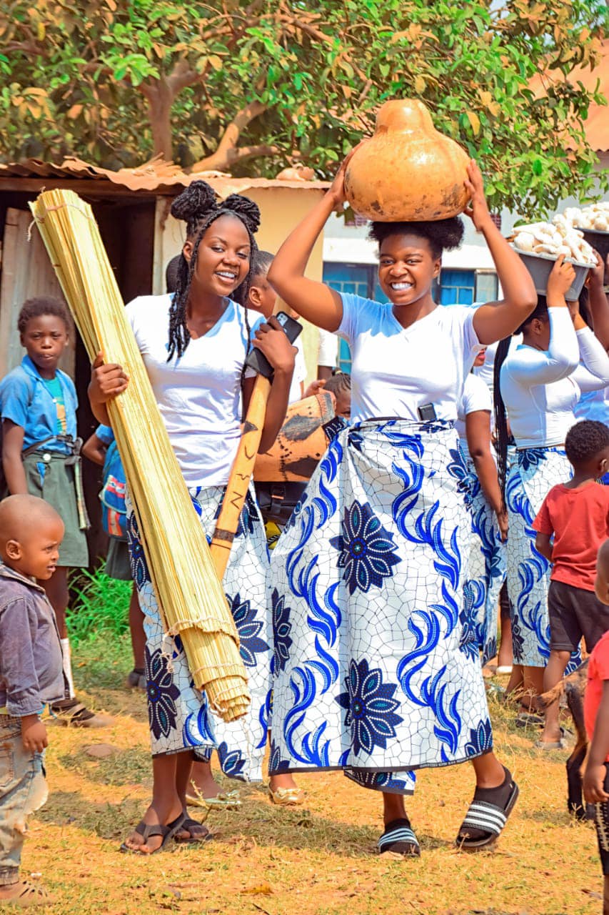 Likumbi - 📸: Sisters to the bride carry a reed mat (chisalo), Pestle ...