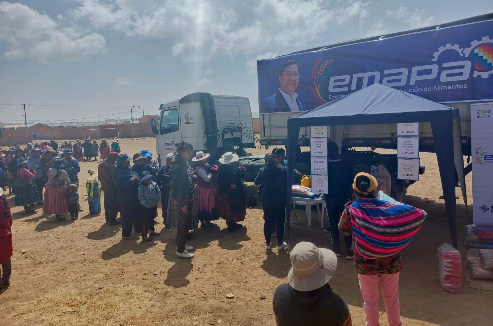 EMAPA abastece a la zona de SAMO en la... - EMAPA - Bolivia