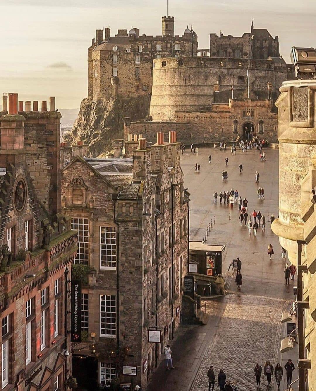 Edinburgh Castle 🏰, Scotland 🏴󠁧󠁢󠁳󠁣󠁴󠁿 Photo by: @zax66 [IG]