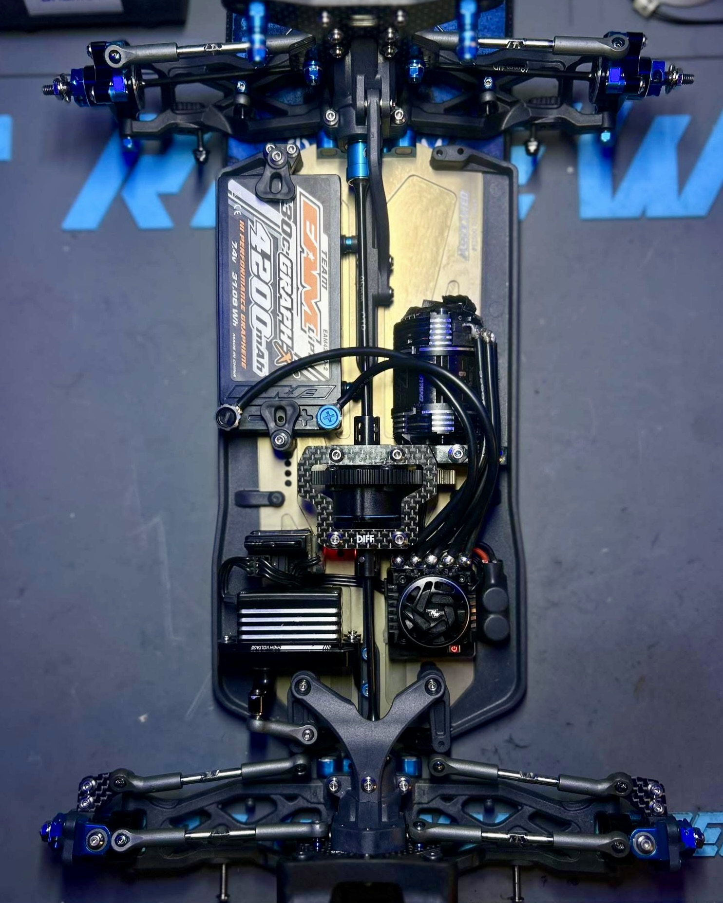 1up - Matt Gonzales showing off his super clean 👌 Team Associated B84 ...