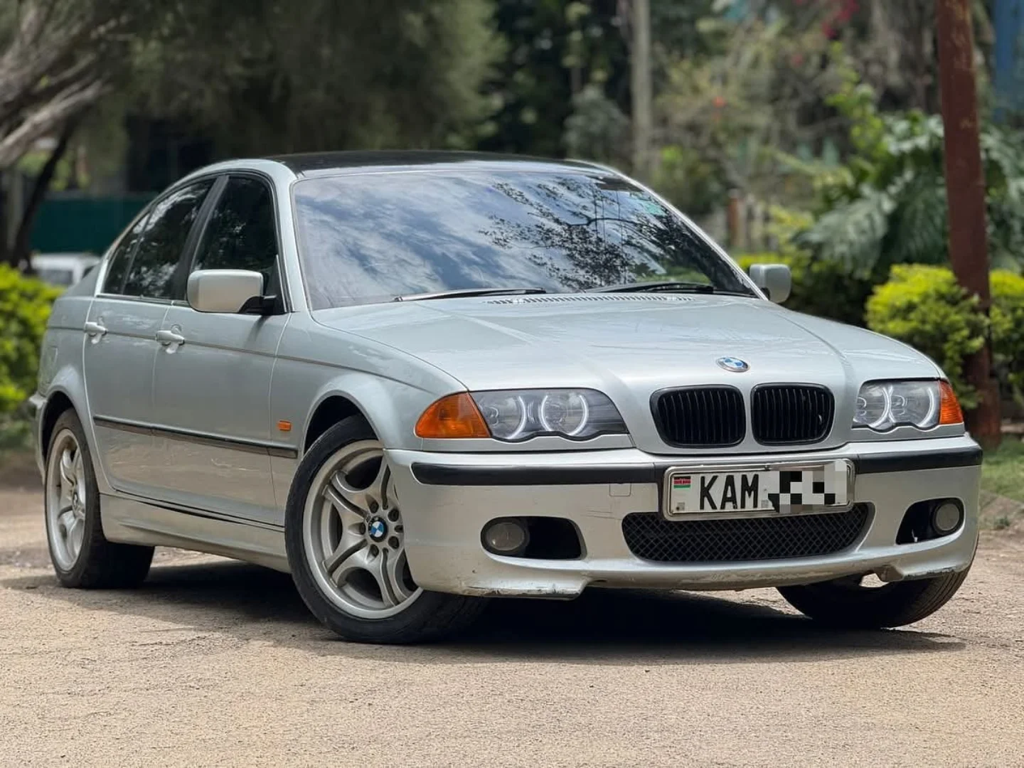 2000 BMW 320i 2.2L (Manual) This E46 packs a snarling 2.2L inline 