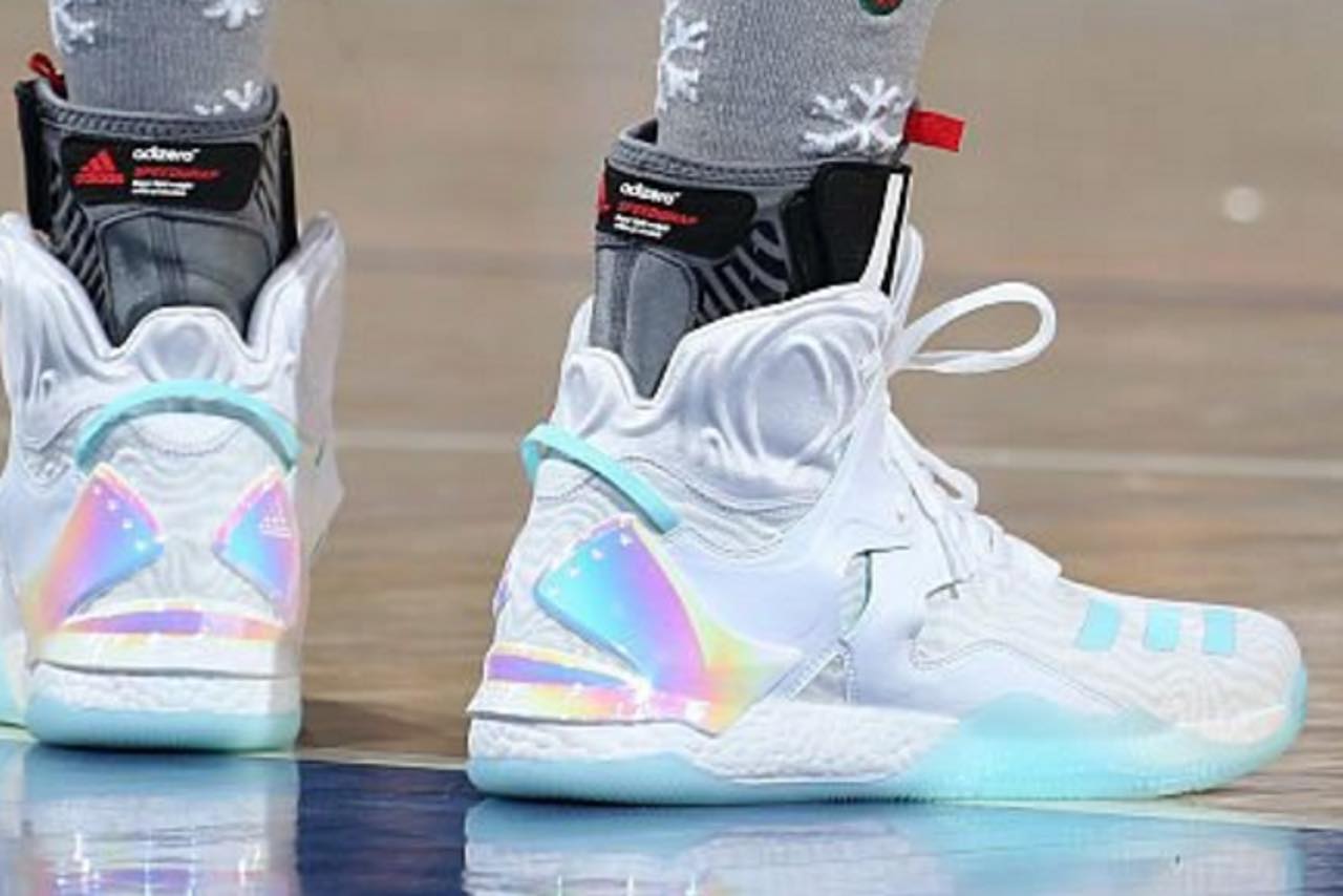 Derrick Rose had the best Christmas Day sneakers of all-time