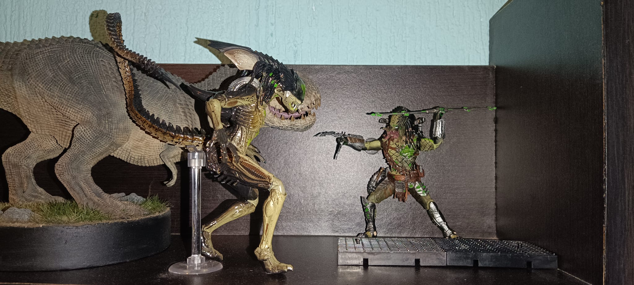 Gracias por las figuras Wolf Predator y Predalien de Hiya