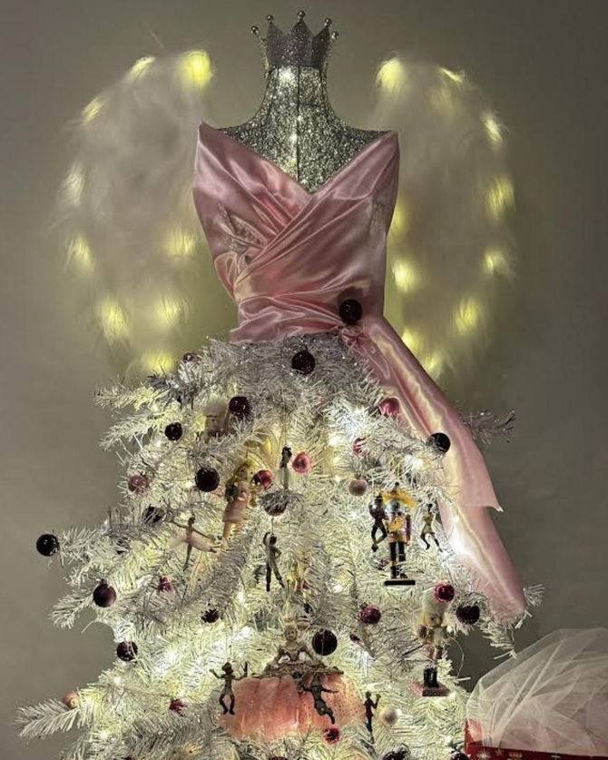 dress form christmas tree pink Wow, this is a glamorous adorned in PINK! The green boughs and the waist bow only add to the glam! @mannequinmadness, we also offer FREE tutorials to make the perfect centerpiece for