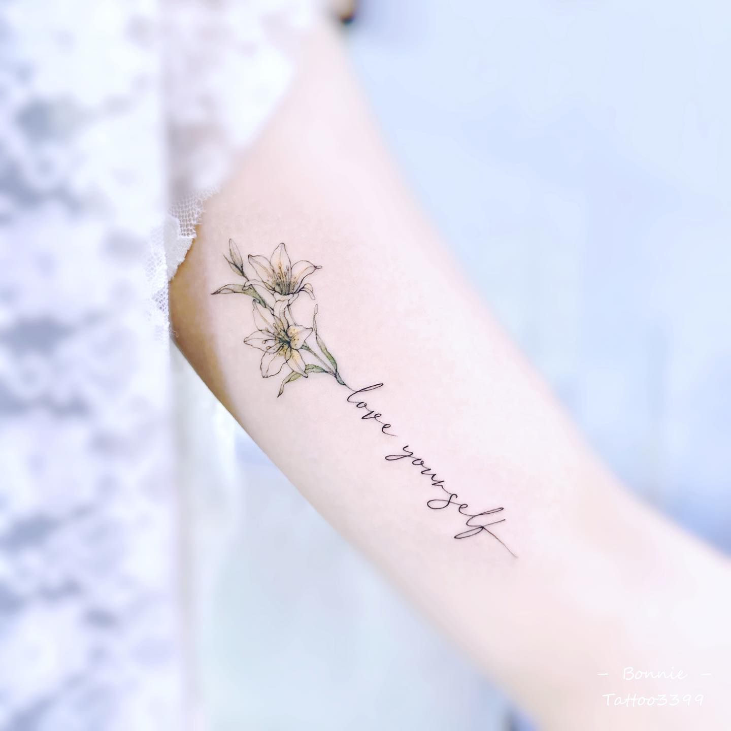 百合花～真的很美😍 #台中刺青 #英文刺青 #花刺青 #刺青設計 #小圖刺青... - Tattoo3399 紋身工作室 | Facebook
