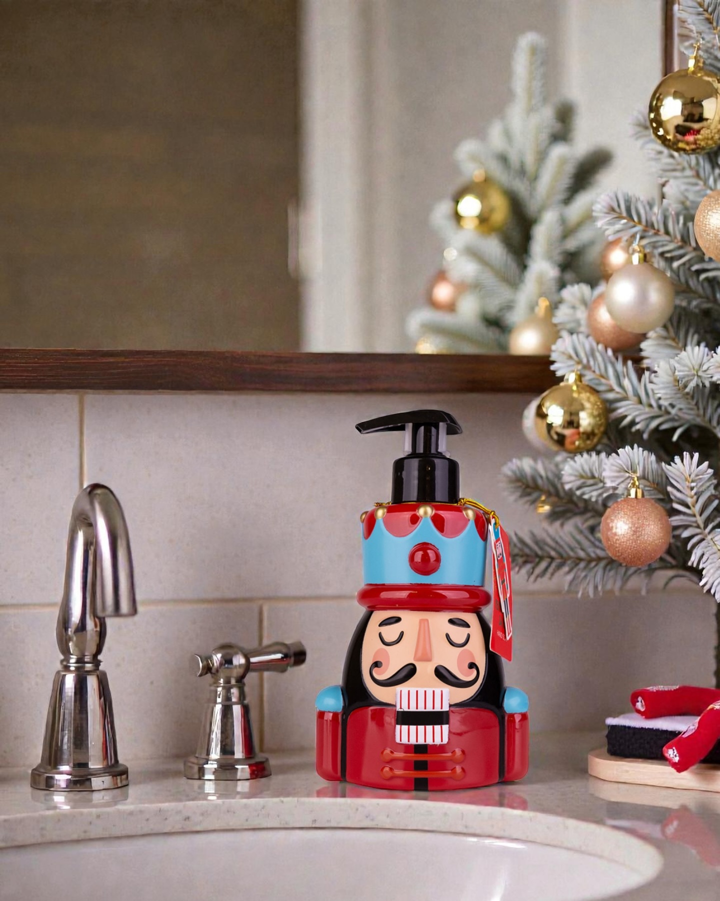 Weihnachtsmagie fürs Badezimmer! ✨ Unsere neuen Nussknacker-Seifenspender sind da – und sie sind einfach zum Dahinschmelzen 😍 Ob im klassischen Rot oder eleganten Grün: sie bringen sofort festlichen Zauber in dein Zuhause