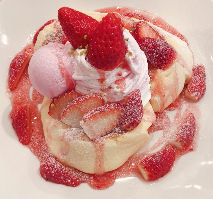 人気のいちごのパンケーキがもうすぐ登場します🍓🍓🍓 ふわふわパン