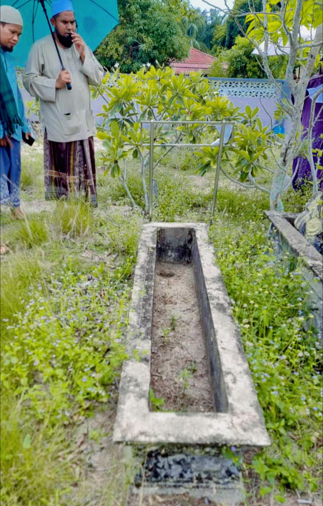 Tengku - Ziarah seterusnya ke makam Tuan Guru Haji Abdul Hamid Domis di ...