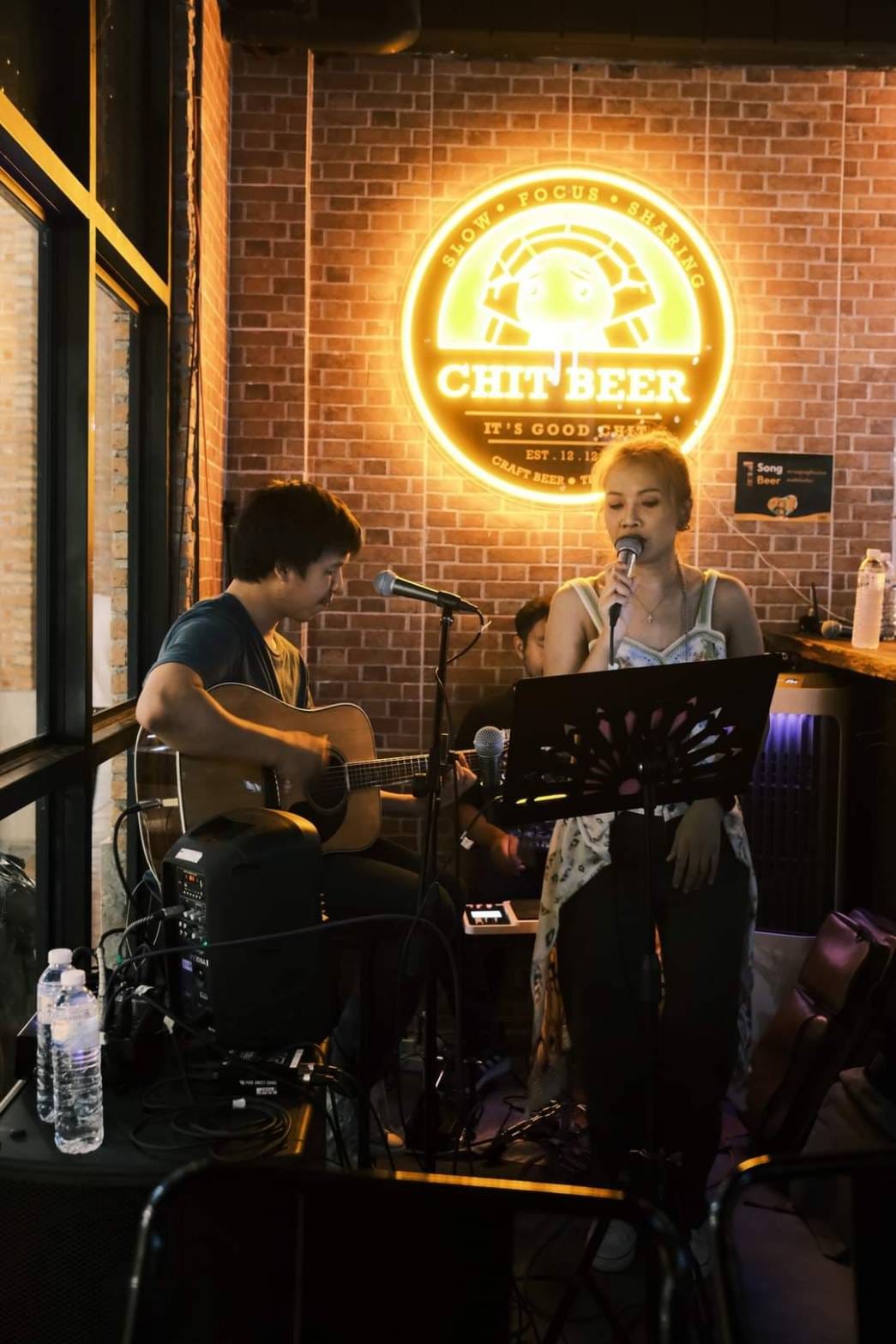 Chitbeer - What is Chit ทั้ง 5?? . 1) ร้องเพลงแลกเบียร์ 1...