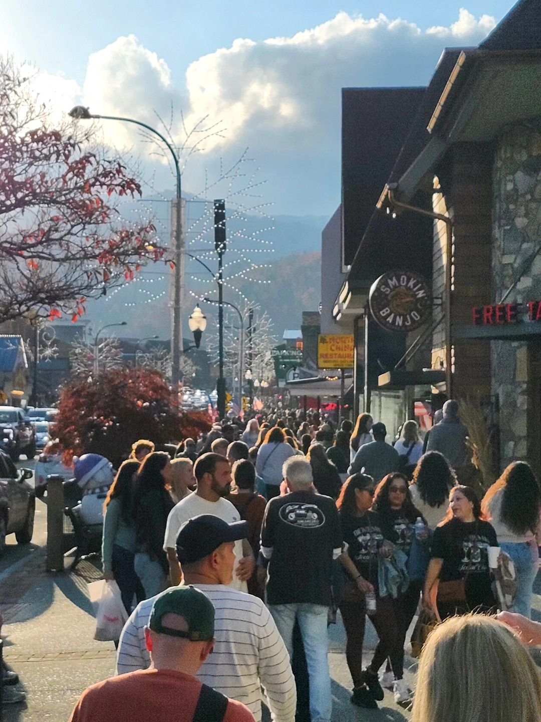Gatlinburg NOW - A solid Saturday showing in Gatlinburg... | Facebook