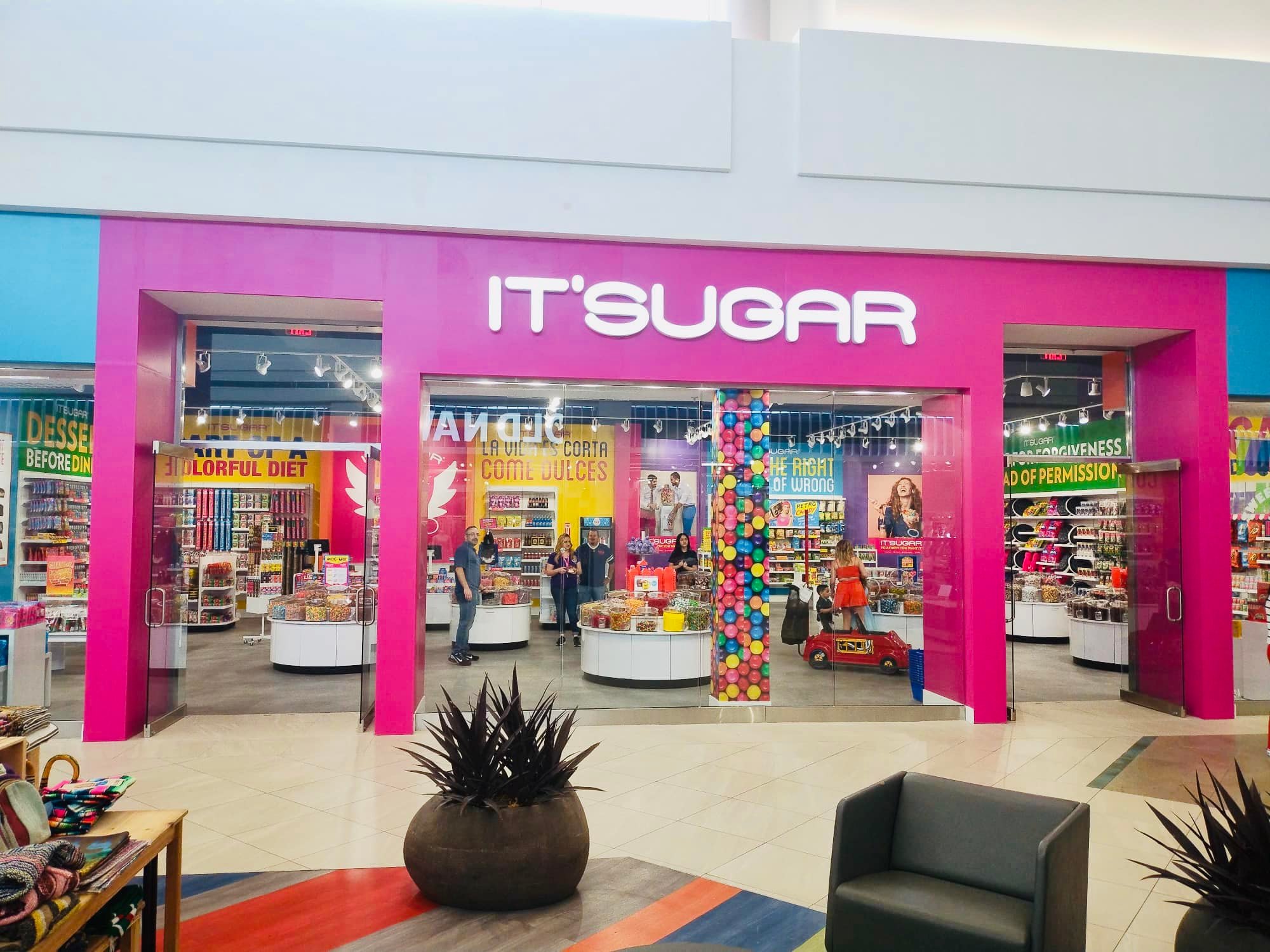 McAllen, Texas IT'SUGAR is coming to La Plaza Mall. 🍭 It is