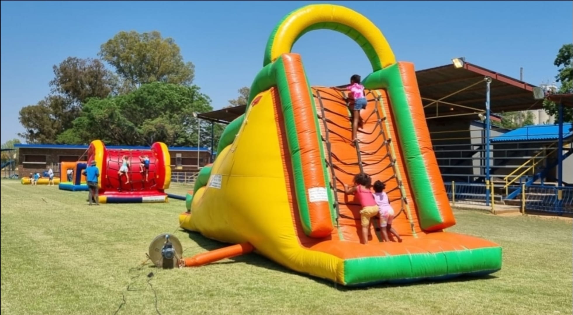 Mobile inflatable obstacle colour rush