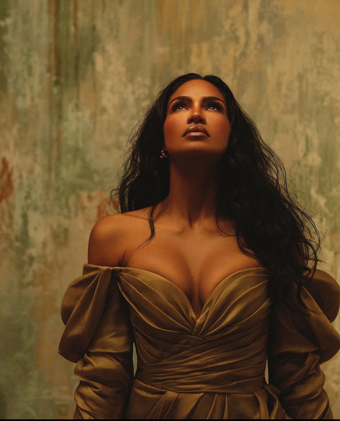 Cassie is back on the red carpet! ❤️⁠ ⁠ Cassie Ventura made her first carpet appearance since confirming earlier this year that she'd moved out of the U.S., stepping out at the '