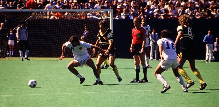 NASL Action: New York Cosmos playmaker... - 1970s Soccer USA | Facebook