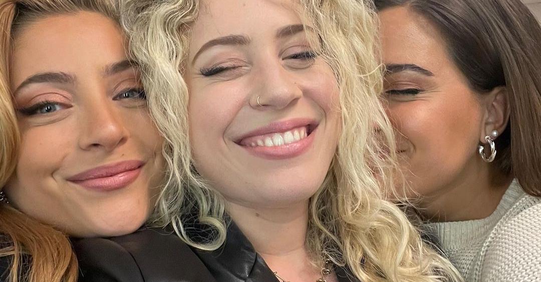 SMLY. - FOTO: OG3NE’s Lisa breekt internet met adembenemend diep ...