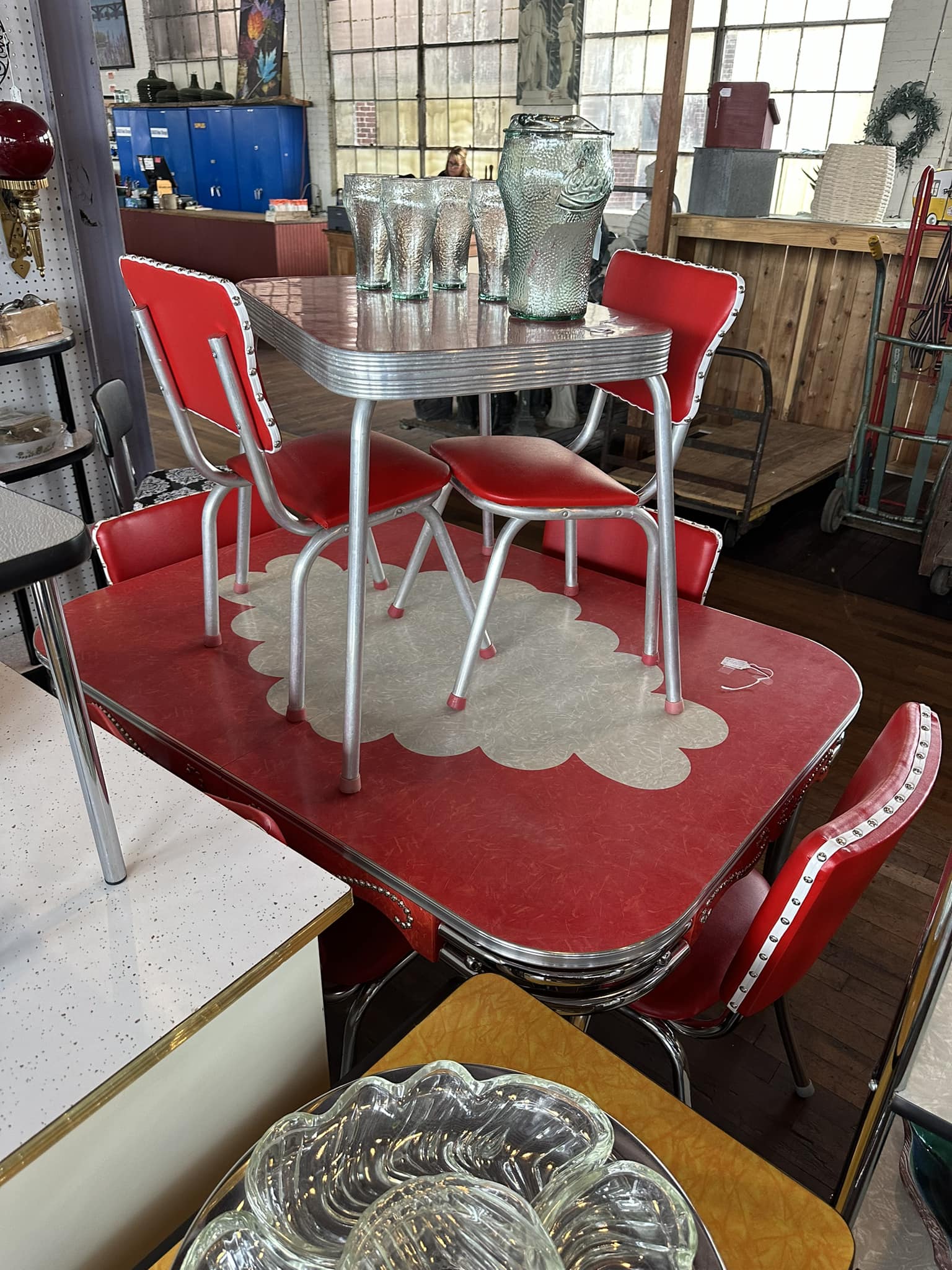 1950s dinette and matching kids' table are adorable! ❤️
