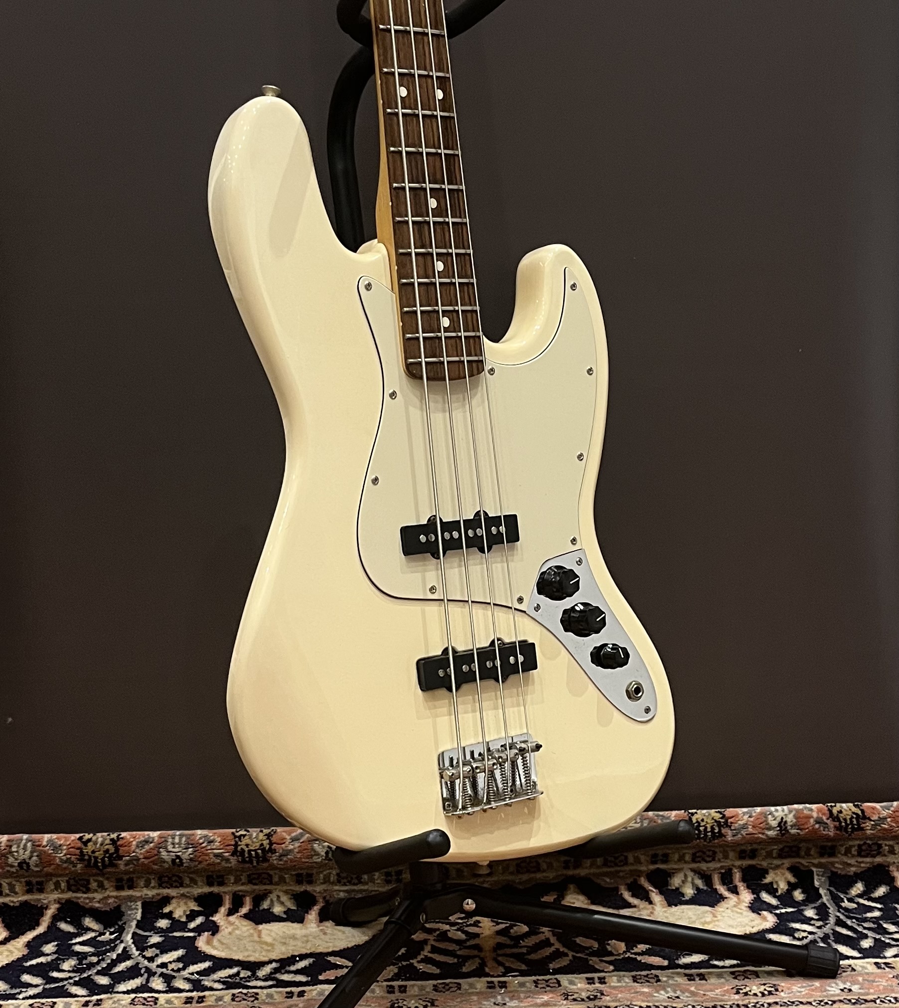 Is 1999 mexican made 5 string jazz bass authentic?