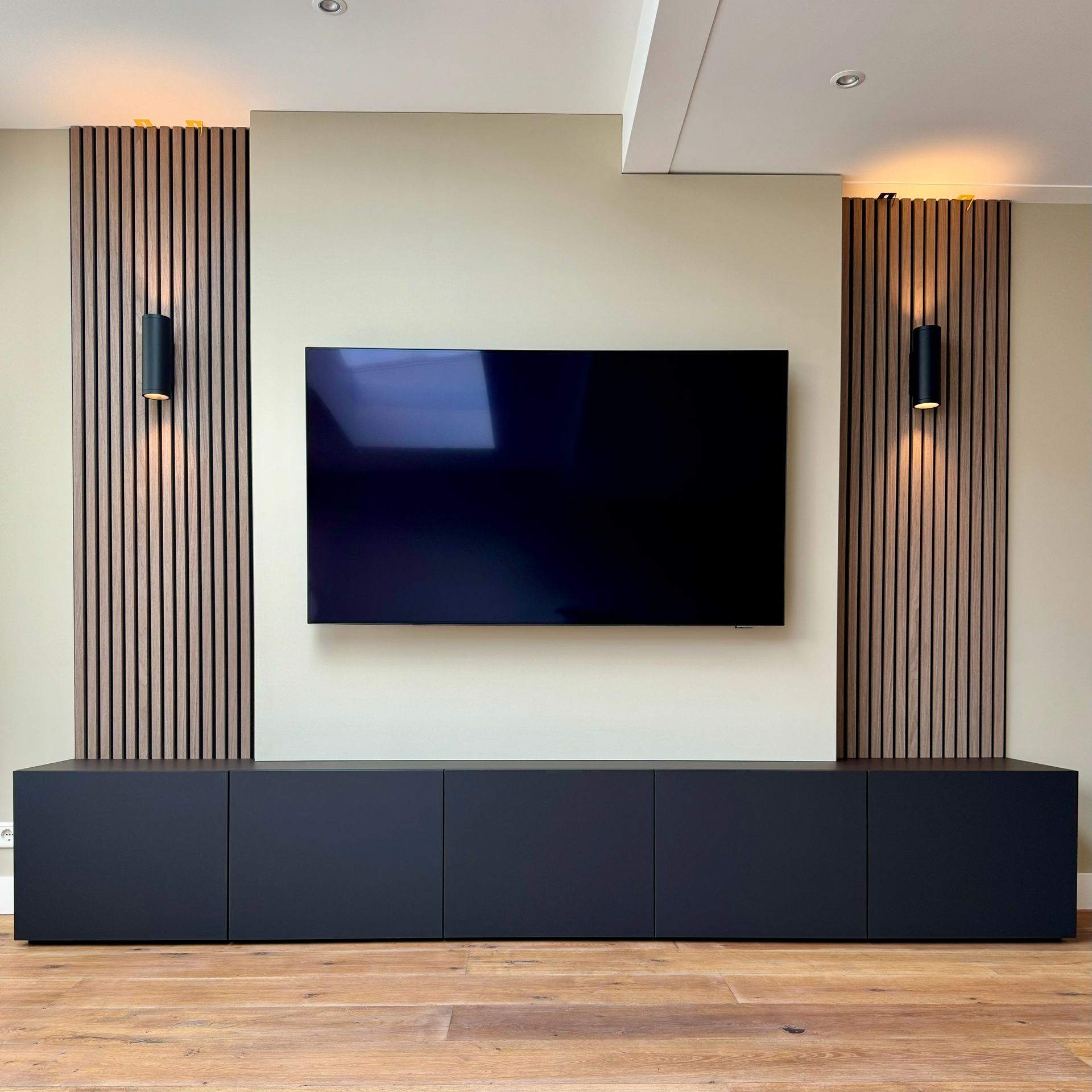 Beukers - 🎬 Cinewall Magic: Strak, Stijlvol & Warm 🎬 Maak kennis met de ...