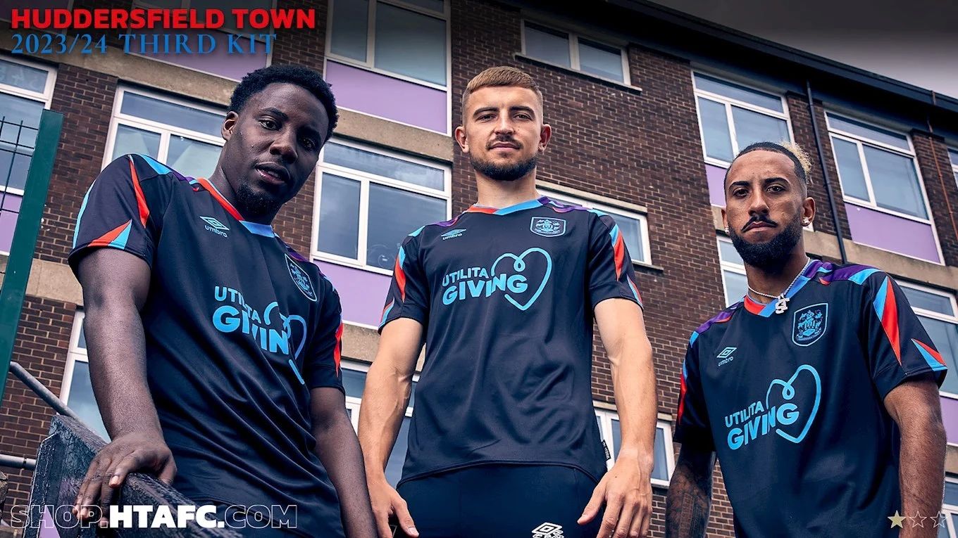 What are the colors of 1993/94 Huddersfield Town 3rd kit socks and
