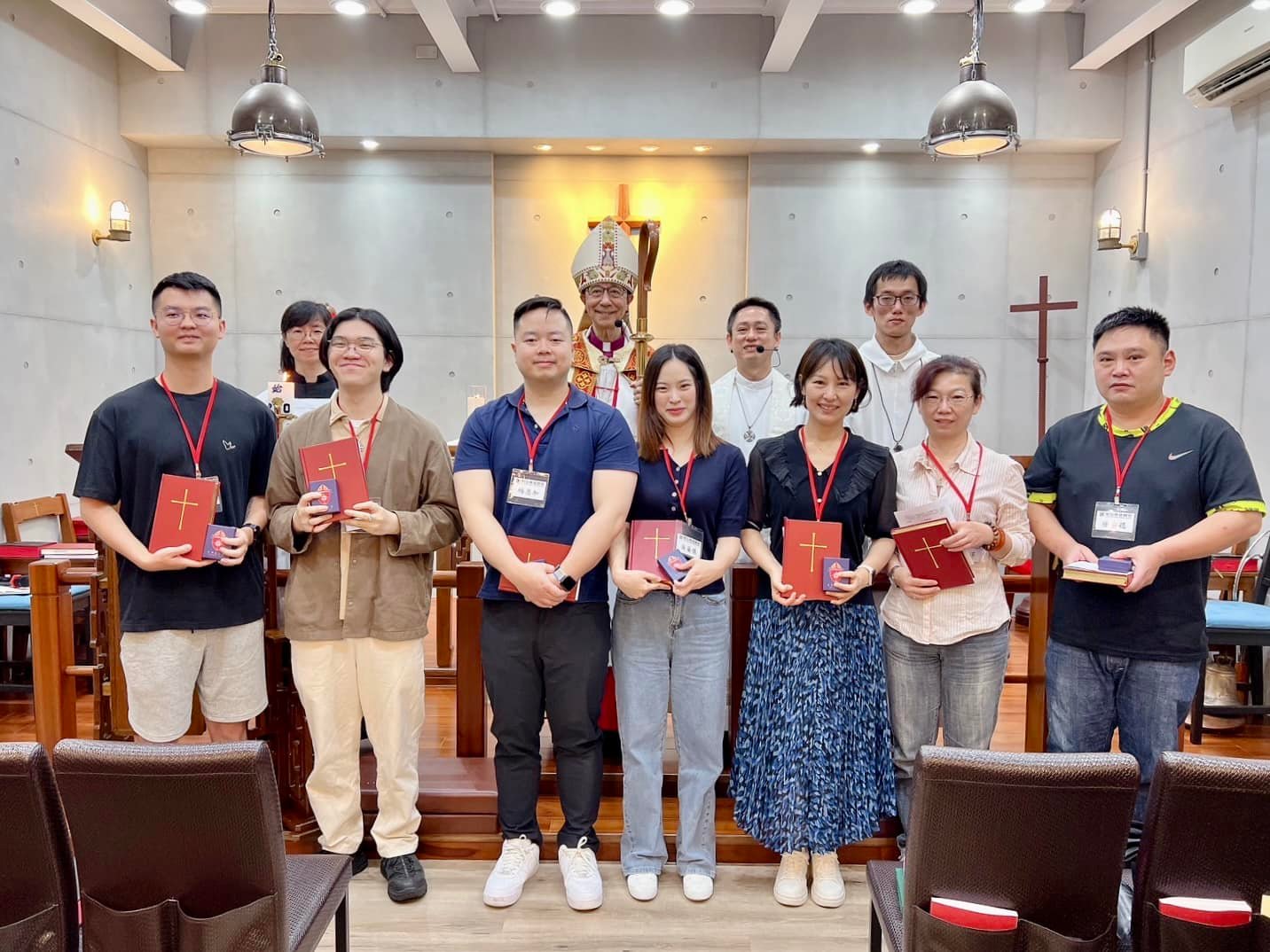 台灣聖公會基督堂 - 復活第六主日主教來到基督堂。 主教為7位弟兄姊妹按手、舉行堅振禮和接納禮。... | Facebook