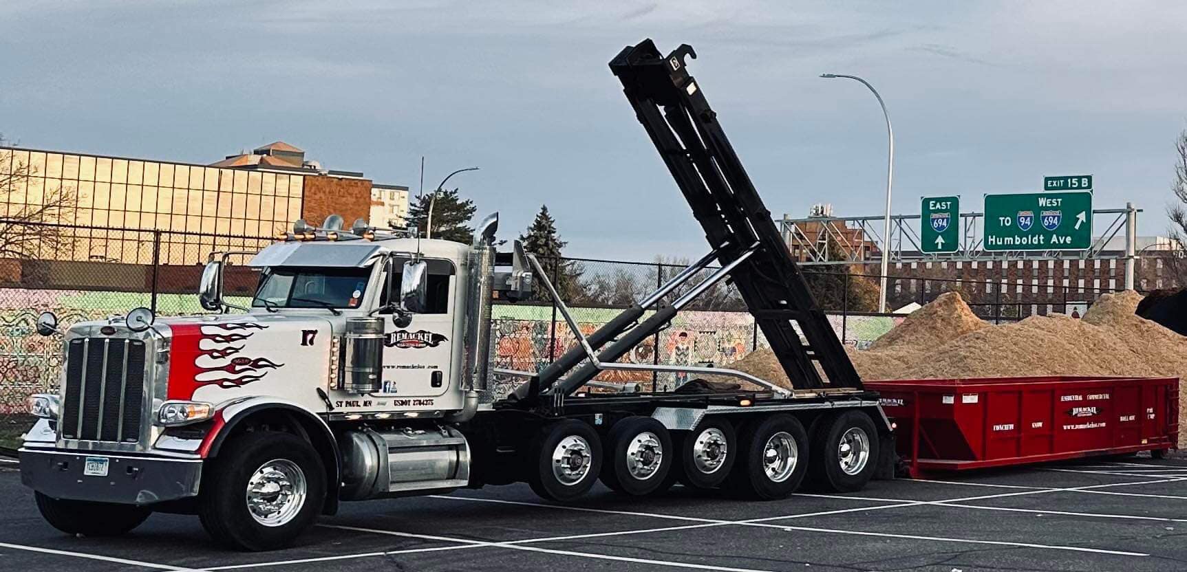 MN Big Rigs - Roger Ritt’s Sharp Peterbilt RollOff 😎🤙
