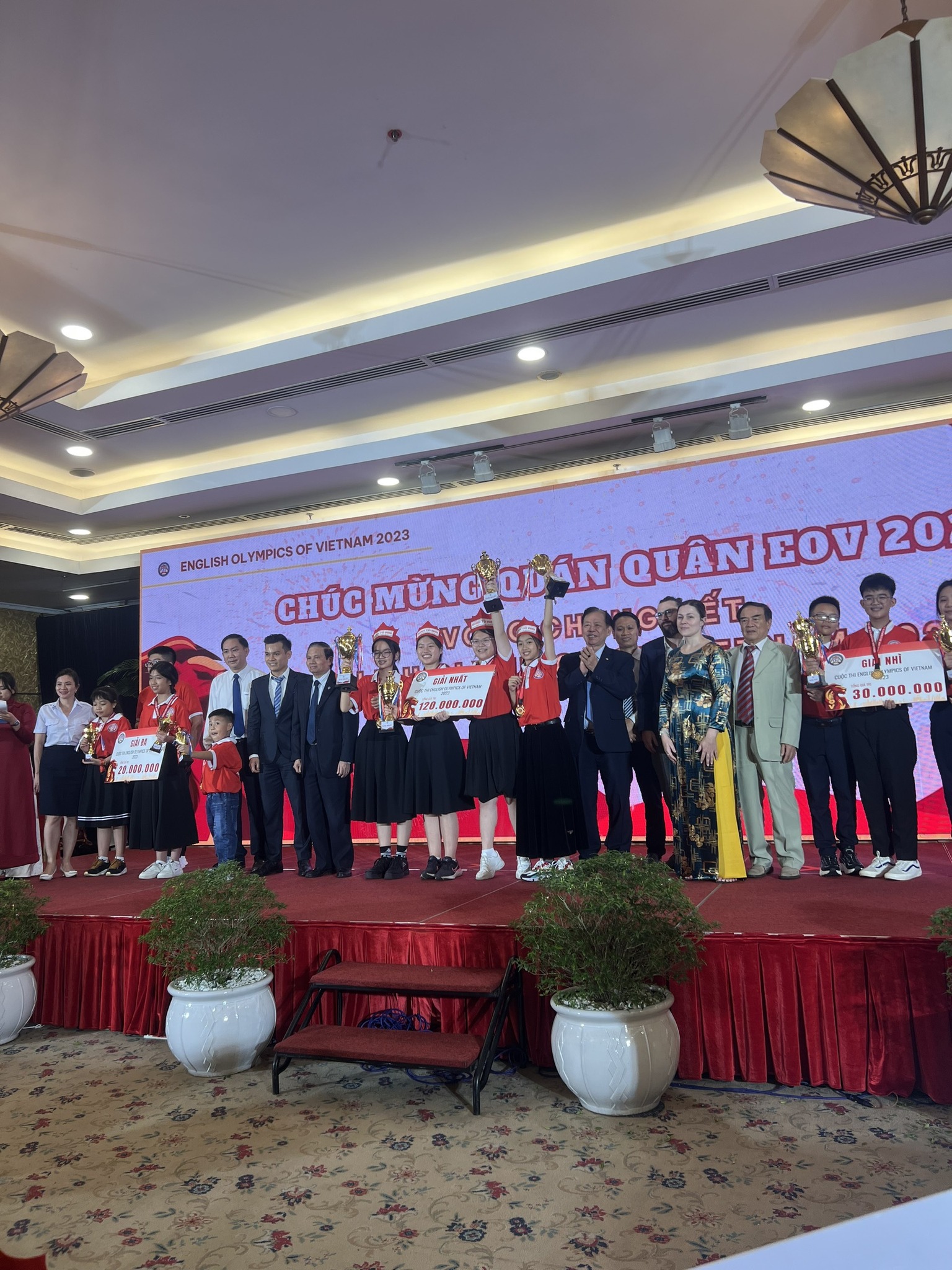💐💐💐Chúc mừng team "Born to... - Trung Tâm Anh Ngữ Vươn Cao