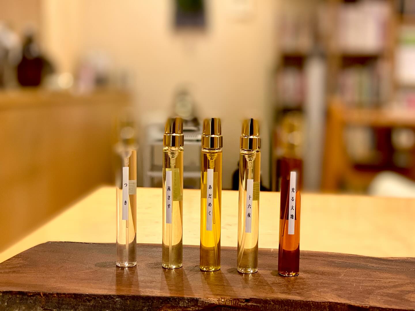 月、茜さす、あだめく、十六夜、光る大地 Tsuki ,... - 有限会社エッセンチア Essentia CO LTD