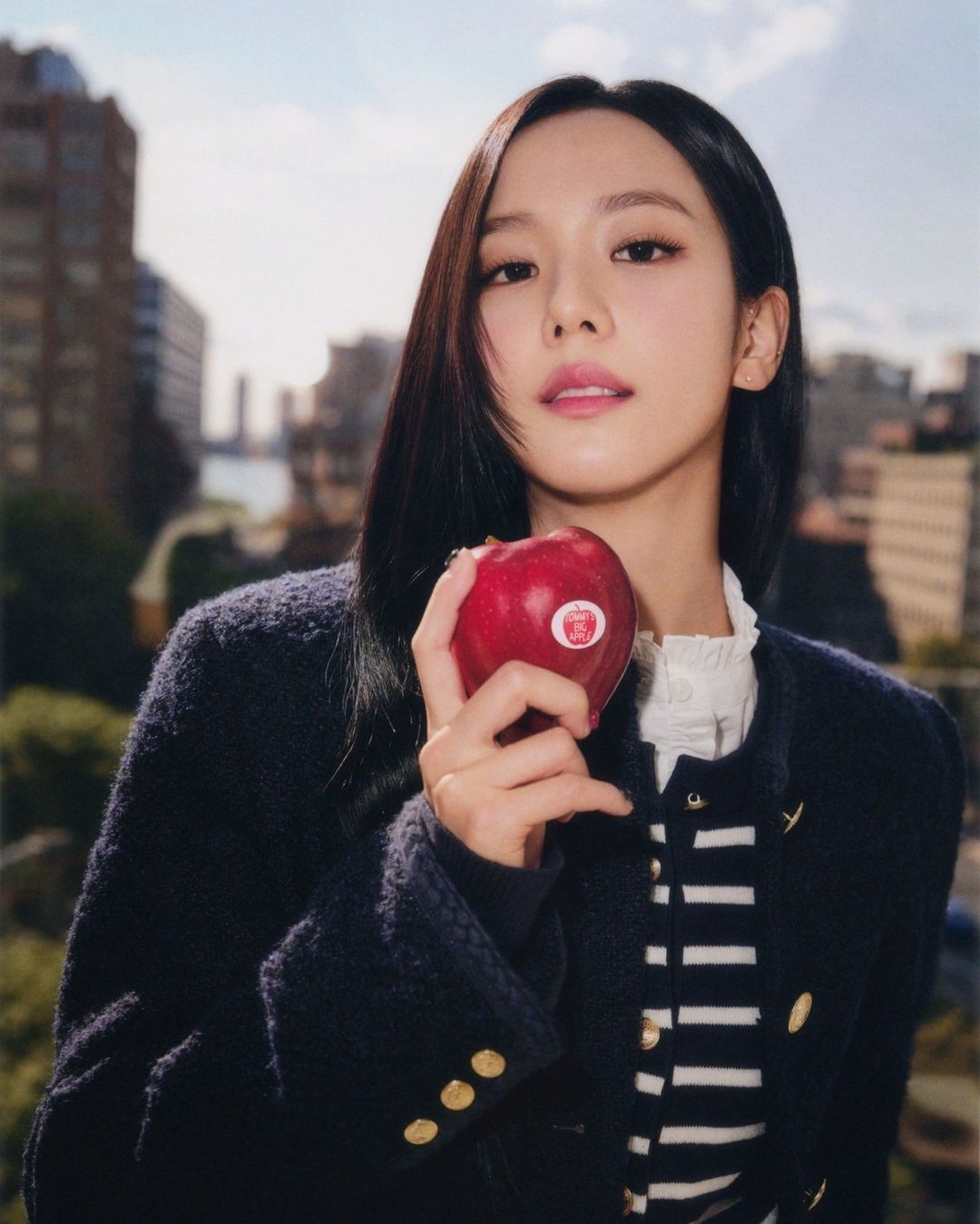 ニューヨークをプレッピーに楽しんで。 #JISOO 着用アイテムはこちら