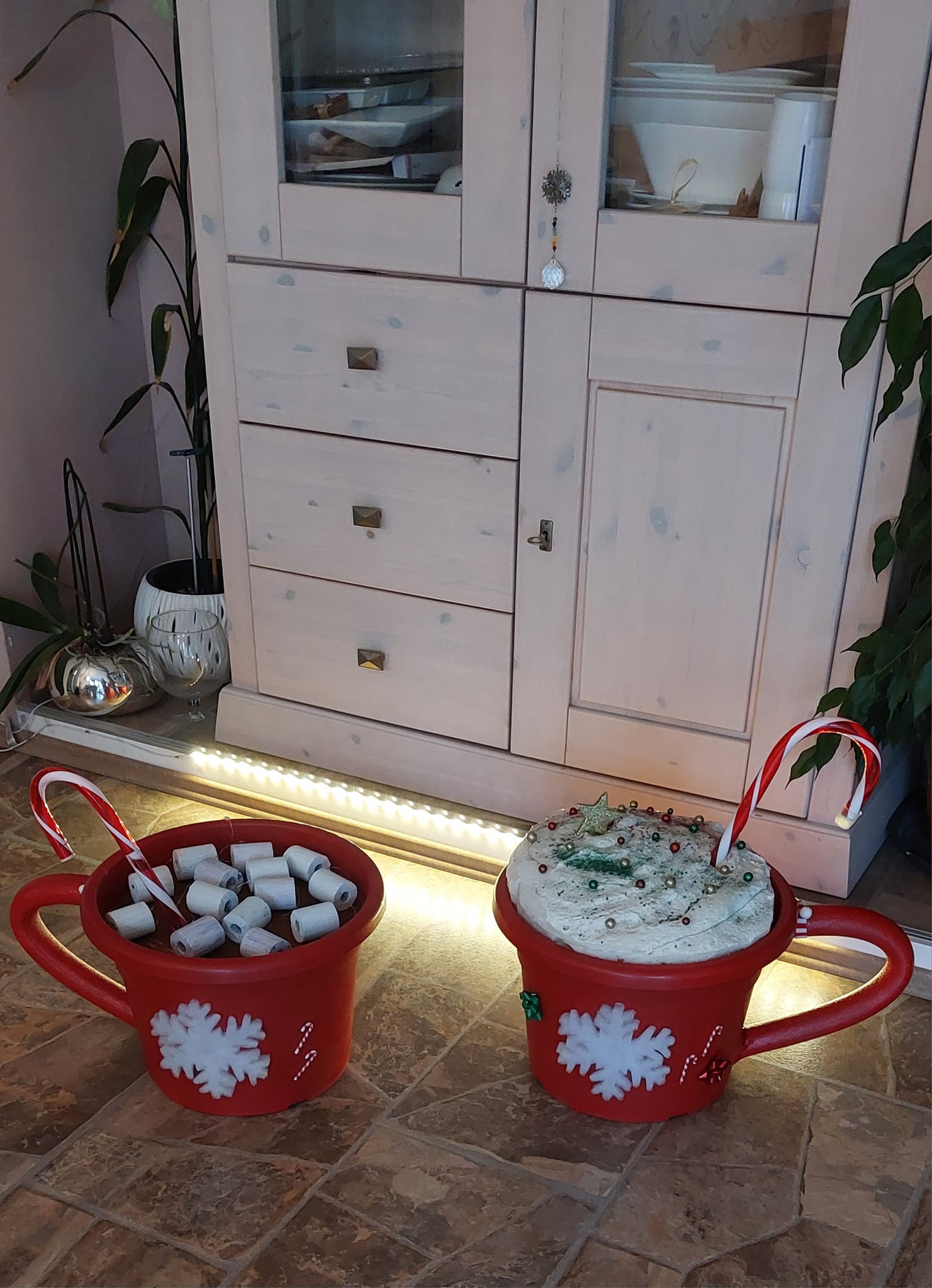 Auch ich habe die xxl Tassen gemacht. Blumentopf mit poolnudel als Griff lackiert. Dann eine Styropor Platte innen eingeklebt und bei einer Tasse in braun gestrichen und mini Marshmallows drauf gek